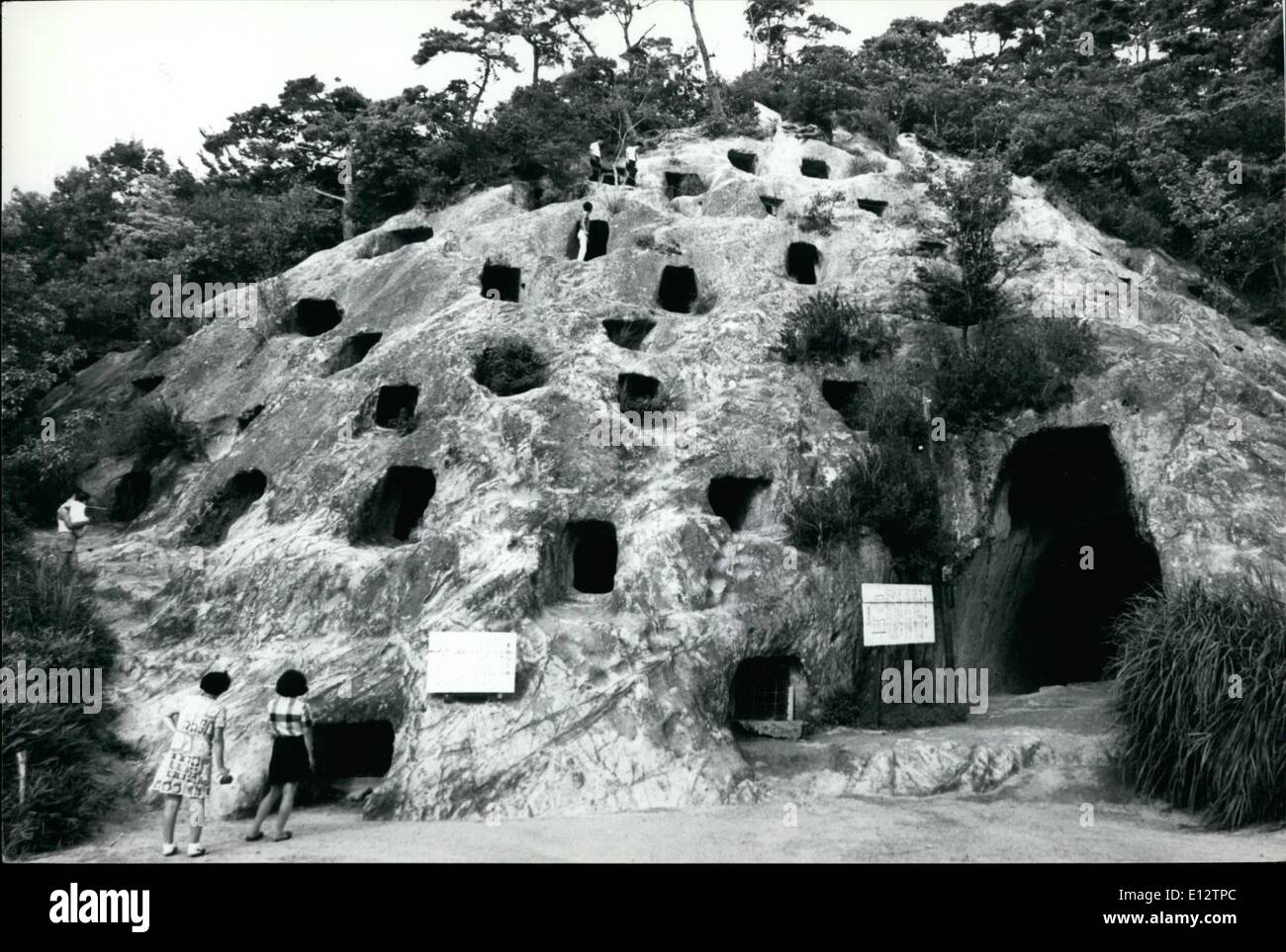 25 février 2012 - japonais ancien lieu de sépulture. Un ancien site funéraire, connu sous le nom de 100 trous de Yoshimi , environ 60 kms de Tokyo, est en train de devenir un Ã¢â'¬Ëoemust" pour chercheurs invités de l'histoire ancienne de l'étranger. Les grottes uniques fouillée par le professeur Masagoro Tsuboi de l'Université de Tokyo. En 1888, date du 7ème siècle. Chaque grotte est la tombe d'une personne de haut rang, sa famille et ses serviteurs, et comprend trois galeries pour les morts, et d'une salle de cérémonie. Anciens écrits sont gravés sur les murs de la Grottes, creusées dans la roche Banque D'Images