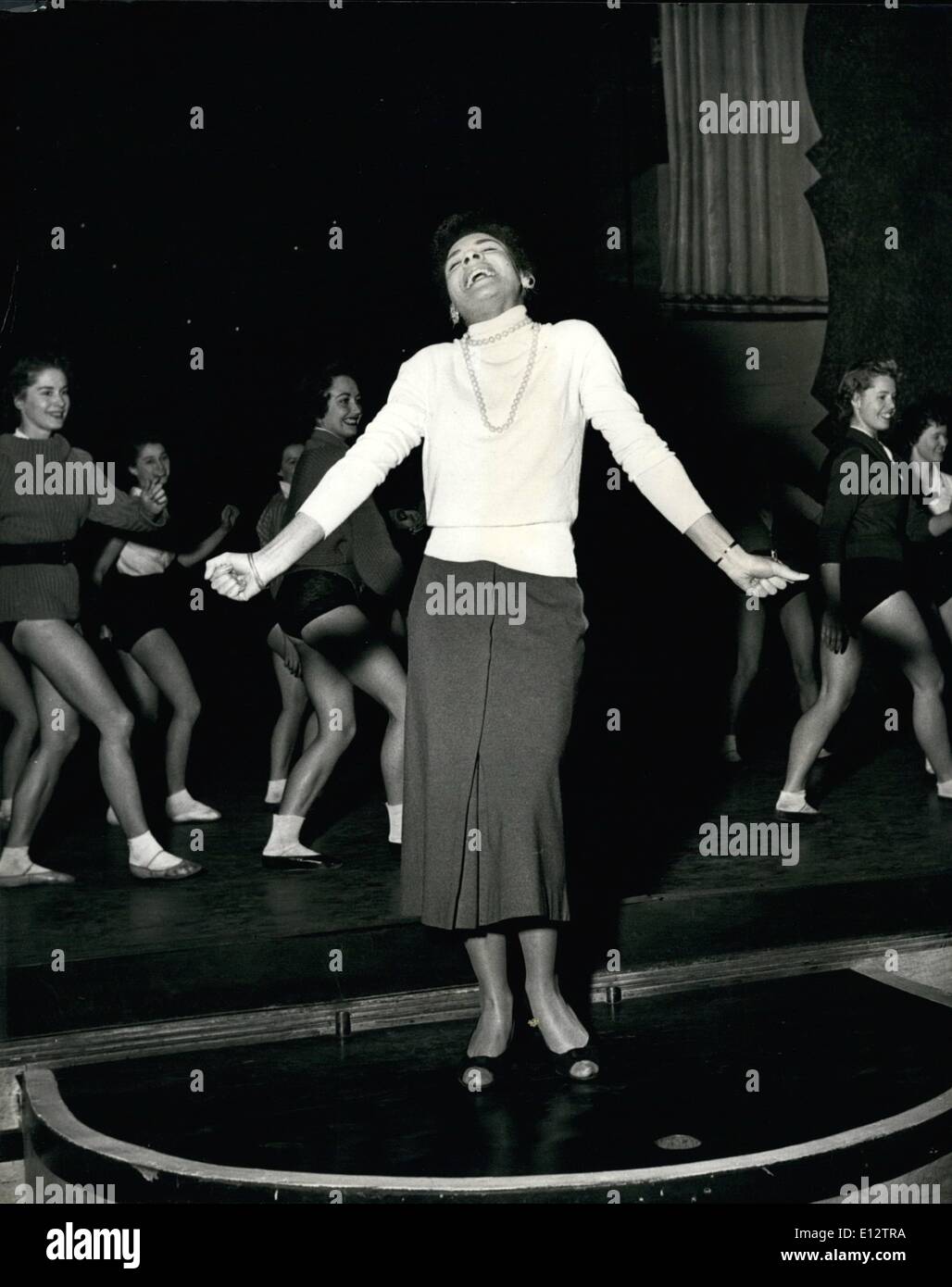 25 février 2012 - Shirley Bassey - LONDON'S NEW BLUES SINGER. Shirley passe par l'un des numéros pour son nouveau spectacle à l'Adelphi dans lequel elle sera la vedette avec Al Lire. La fille de CARDIFF'S ''TIGER BAY'' POUR LAS VEGAS ET HOLLYWOOD SHIRLEY BASSEY SUR LE SKYWAY À SUCCÈS DANS LES ÉTATS. La couleur de la Grande-Bretagne récemment augmenté de 18 ans, chanteur de blues de la région de dock de taudis Cardiff (Pays de Galles) est bientôt à la star à Las Vegas. Elle part pour l'Amérique latine à la mi-janvier et après avec à Las Vegas se poursuivra pour essais films à Hollywood Banque D'Images