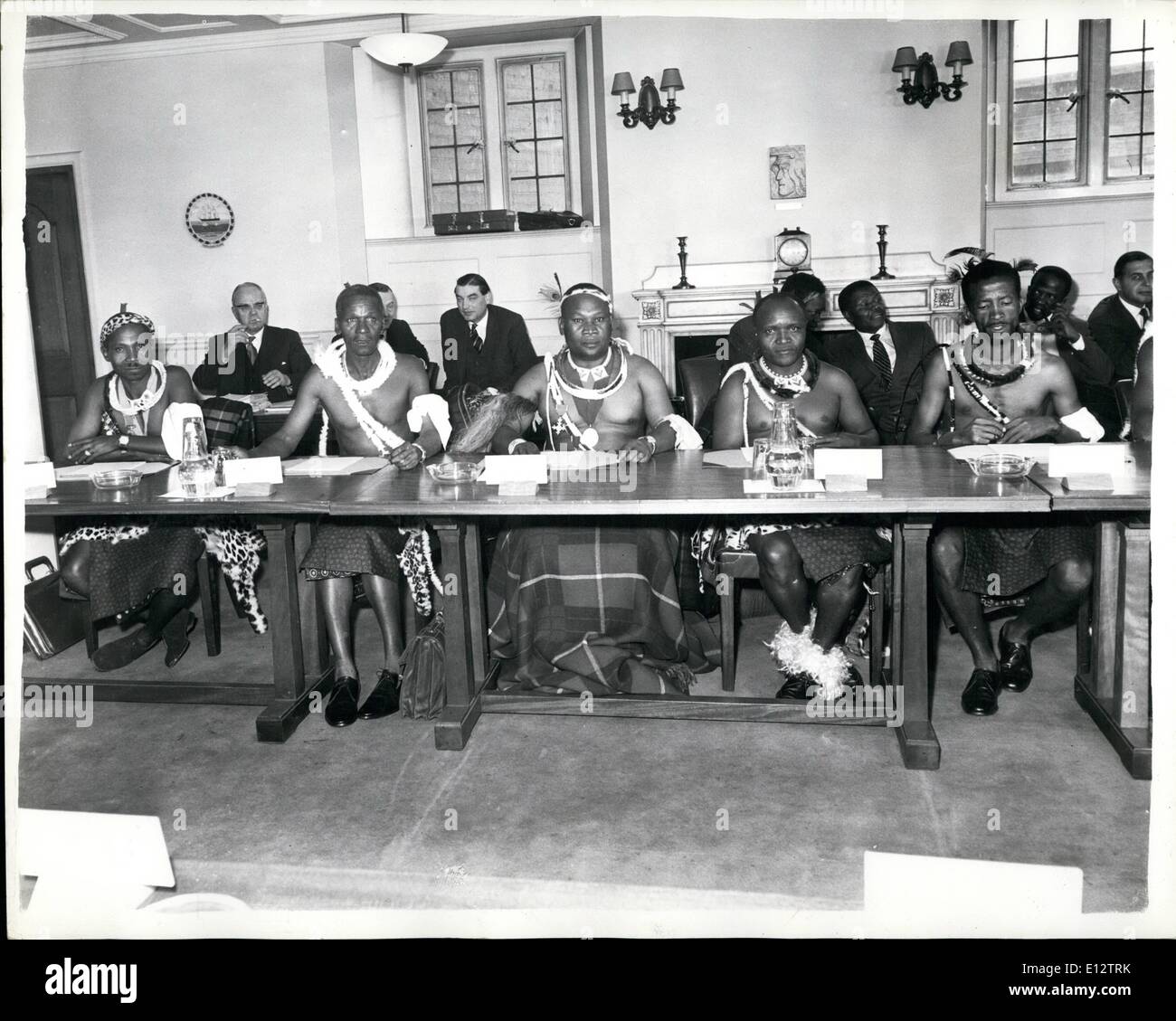25 février 2012 - Swaziland parle Open de Londres : Les discussions ont commencé à la Colonial Bureau ce matin entre les représentants de la territoire britannique du Swaziland et les fonctionnaires de l'Office des colonies dirigées par M. Duncan Sandys. Le Swaziland se trouve dans la République d'Afrique du Sud et les entretiens se décider à partir de quel niveau de la réforme constitutionnelle est possible à ce stade. La photo montre les membres de la délégation aux pourparlers. De gauche à droite ils sont : - M. J.MO. Sukati, M. P. I. Dlamini et M. A.K. Hiofe. Banque D'Images