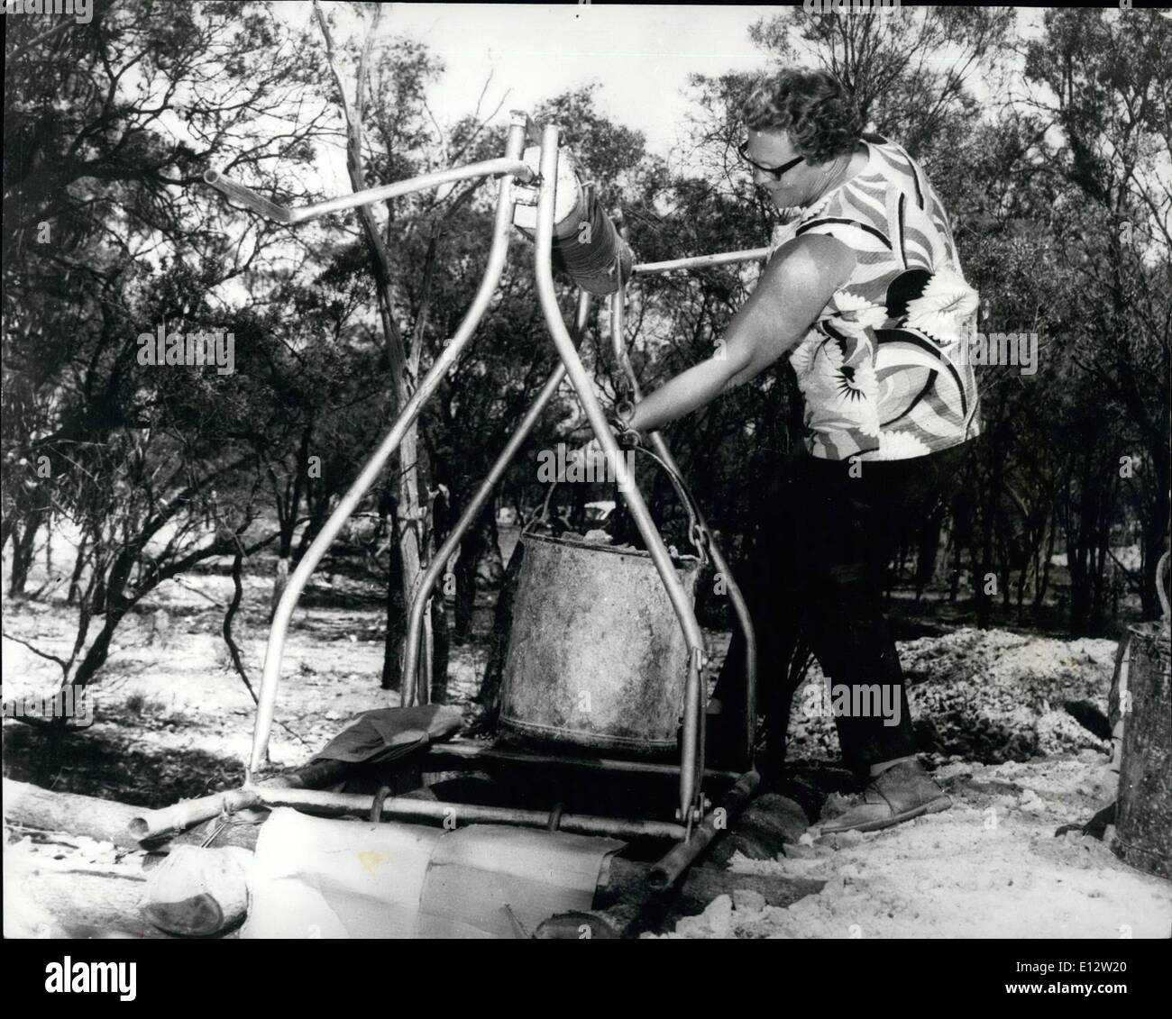 25 février 2012 - De retour au bon vieux temps - sa fièvre de l'opale à Lightning Ridge. : c'est un peu comme retourner 50 ans dans le temps tout à l'heure à Lightning Ridge, Australie - pour la ville a été frappée par la fièvre de l'Opale ! Pour un Allemand de 28 ans digger récemment découvert l'une des meilleures trouvailles d'opales dans le domaine pendant un demi-siècle - on a round, et en quelques jours la ruée sur Opel. La population de Lightning Ridge a augmenté rapidement, passant de 50 à 1 500 - un tiers d'entre eux sont mineurs professionnels, et le reste à temps partiel. Réclamations ont été jalonnés, et 434 trous ont été coulés directement vers le bas, allant en profondeur de 10ft à 89ft Banque D'Images