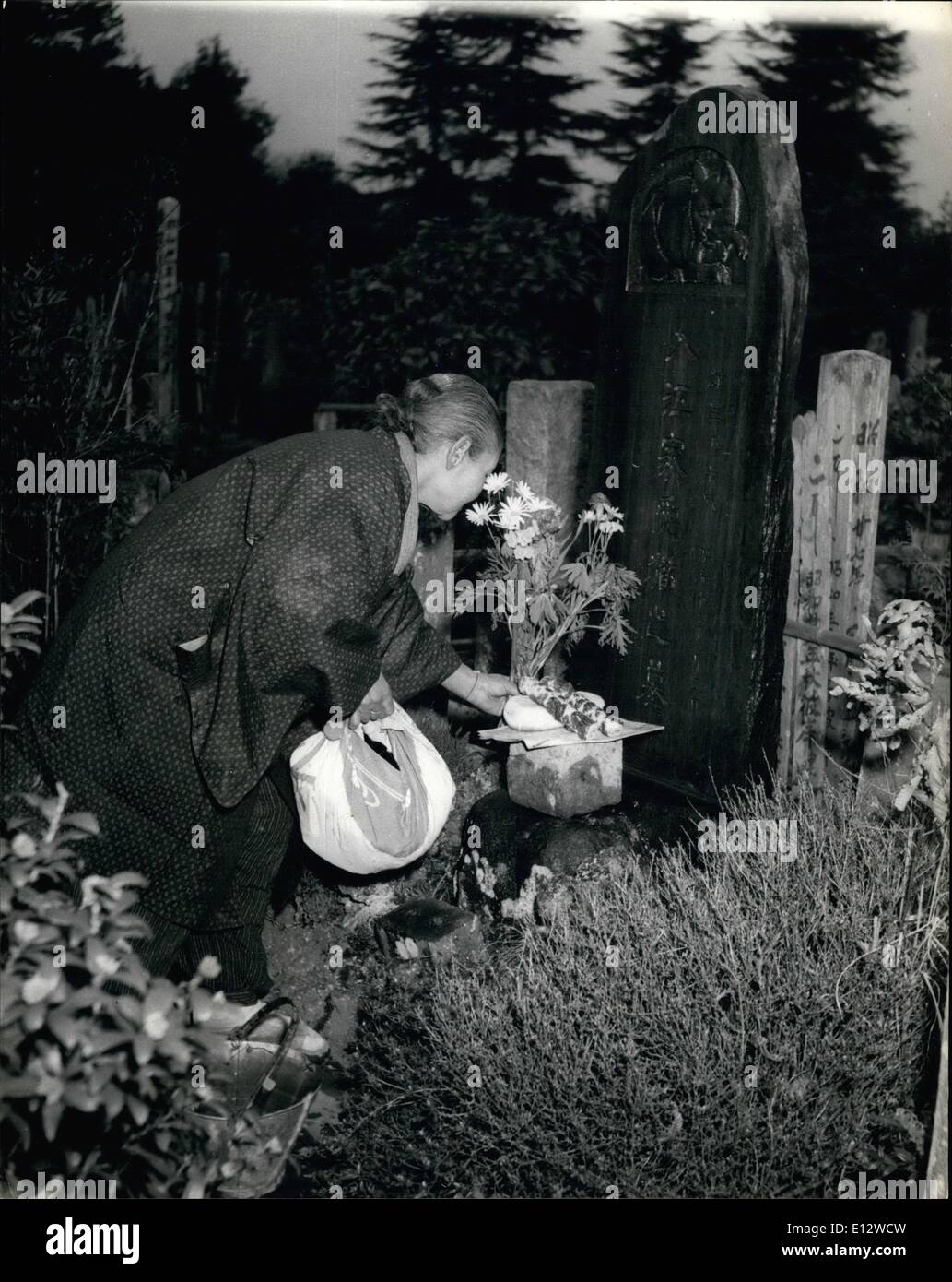 Le 26 février 2012 - Les Jap jamais oublier leurs animaux Ã¢â€" un fidèle propriétaire visite la tombe de son défunt chat, sur laquelle elle a Banque D'Images