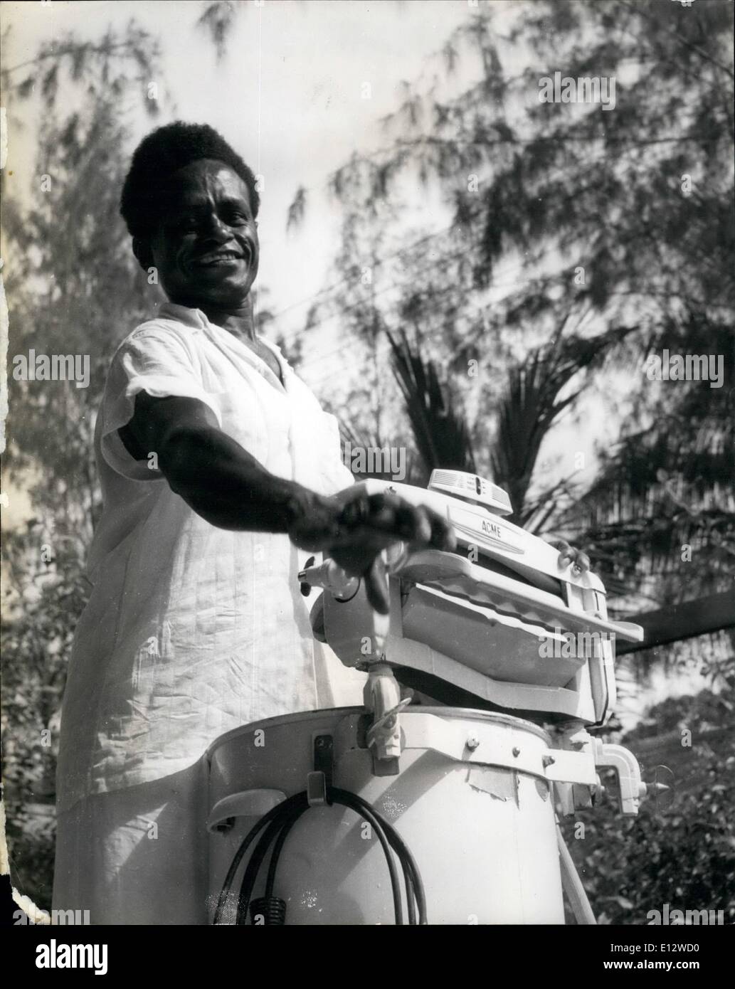 Le 26 février 2012 - La machine à laver vient de Guinée : UN Popuan heureusement extorque hors de son ush sur une des machines à laver, signe de la Banque D'Images