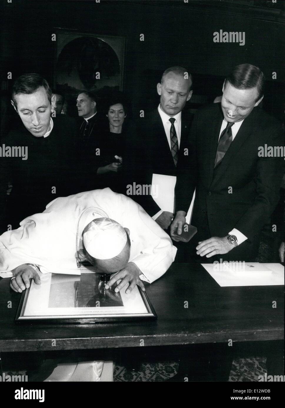 Le 26 février 2012 - La visite de l'American Spaceman à Rome, Neil Armstrong, Edwin Aldrin et Michael Collins, le spaceman de Apollo XI a été reçu par le Pape Paul VI, au Vatican. OPS : le Pape Paul VI en regardant d'un objectif de la lune de la carte. Banque D'Images