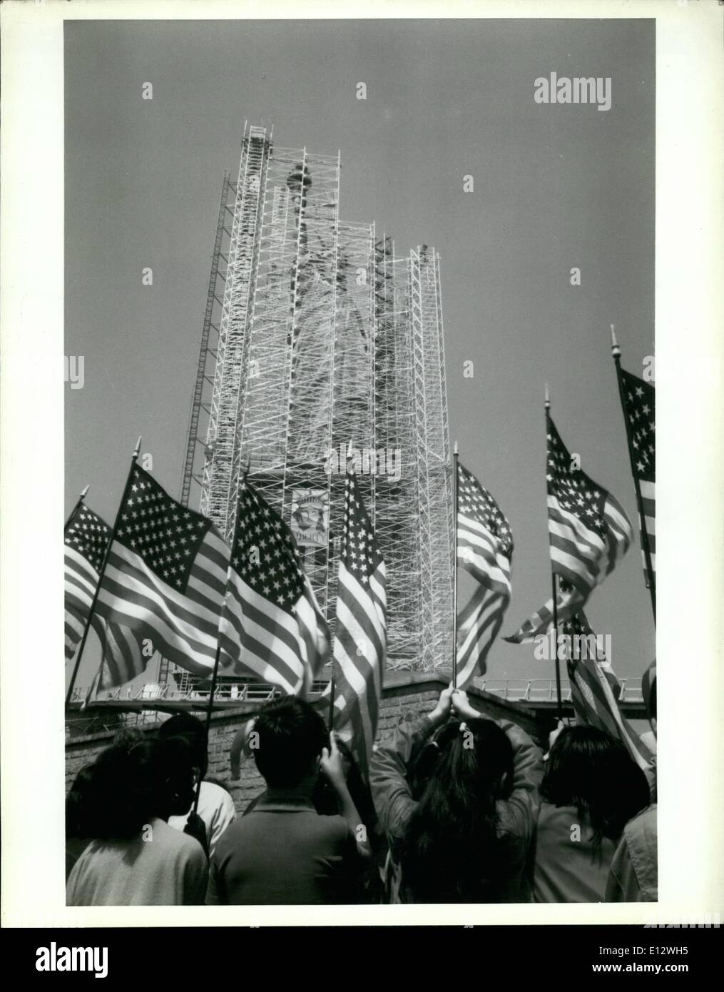 25 février 2012 - Statue de la liberté fête juillet 1984. La couleur. Obstruée par un échafaudage. Les enfants à l'école tenant des drapeaux américains en vue de face. (Photo : c 1984 Jill Goldhamer pour la Statue de Liberty-Ellis Island Foundation. Banque D'Images
