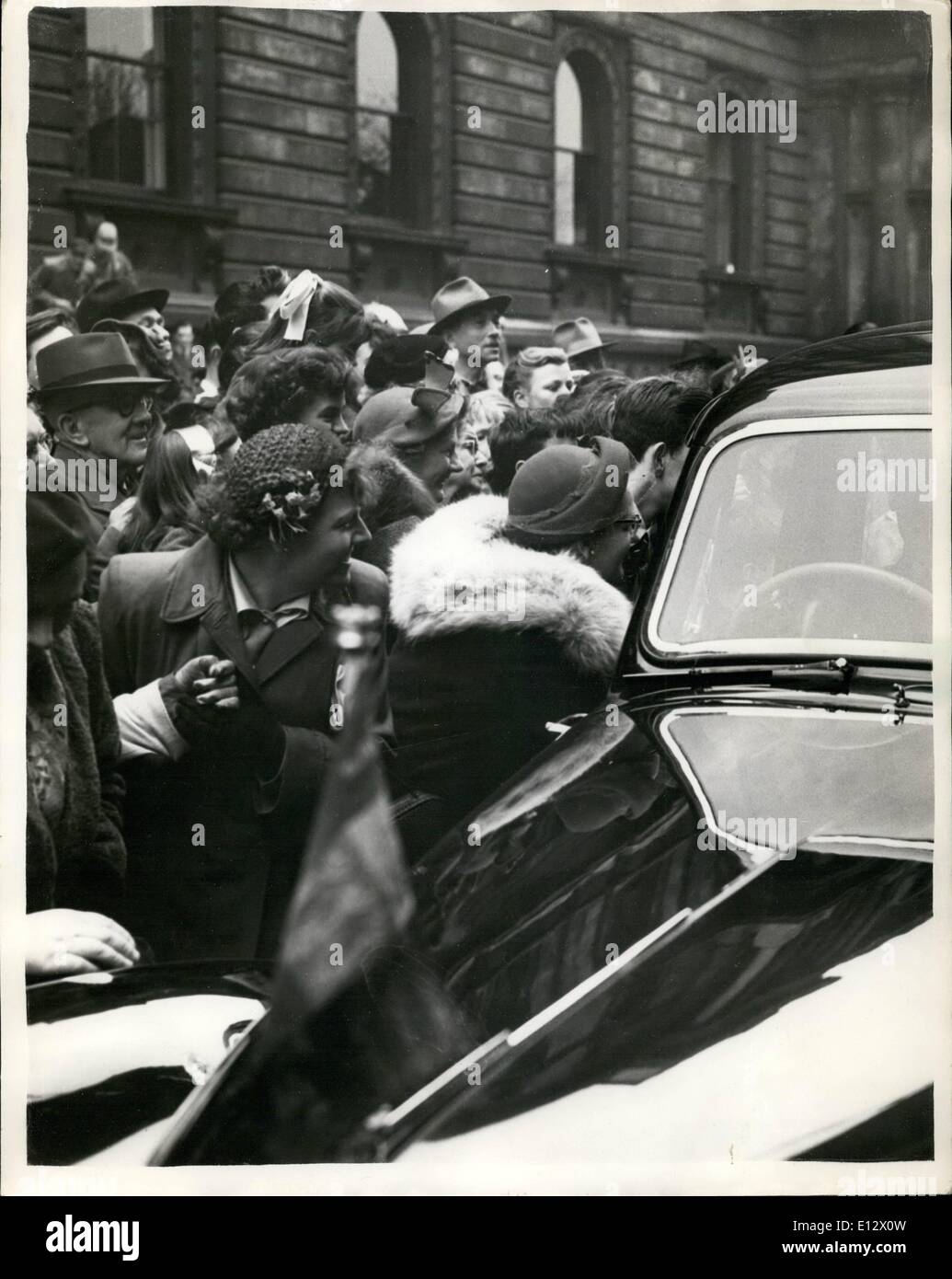 25 février 2012 - des foules se rassemblent autour de la voiture de Churchill comme les feuilles n° 10 Downing . Pour les chèques après une réunion spéciale de colonel. Banque D'Images