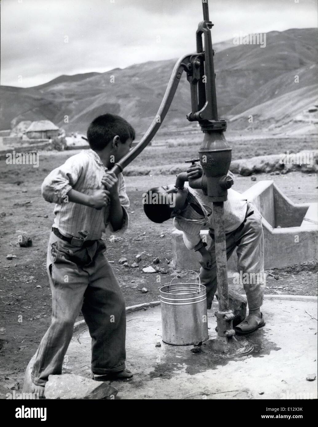 Le 26 février 2012 - Les membres de deux générations de profiter des services offerts par l'eau dans les hautes terres équatoriennes -, Banque D'Images