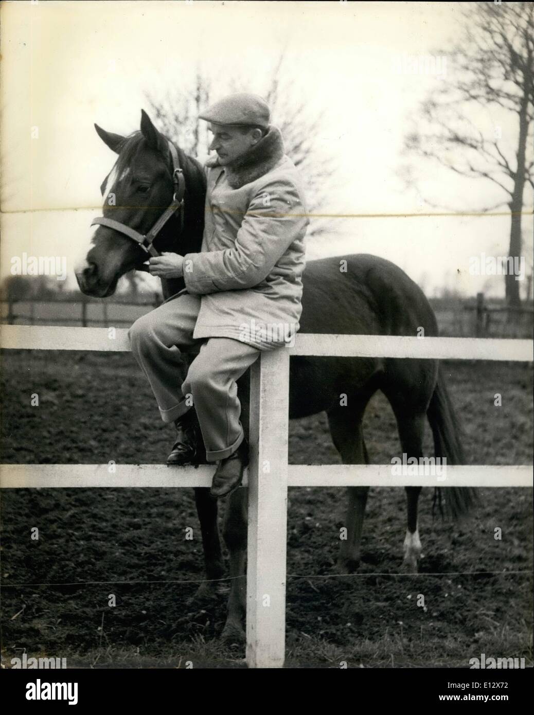 25 février 2012 - La reine - Jockey Harry Carr - Se préparer à l'ouverture de la saison de télévision. : e l'ouverture de la saison des courses de plat bien sur le chemin - Harry Carr, l'imprimeur de la Jockey est de prendre sa campagne de réduction de poids au sérieux. À son domicile de Newmarket - il a installé un bain turc sous la forme d'une boîte de sueur. Il y a - pour une période chaque jour, il transpire de est le poids - aidé par son épouse Joan golfeur qui le pousse à compléter avec les courants d'eau froide. Harry est de 42 - et son principal intérêt dans la vie en plus de course - est l'agriculture Banque D'Images