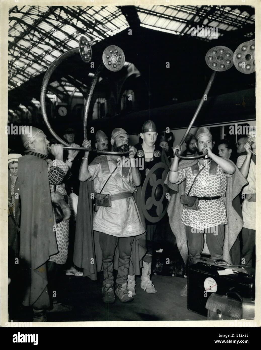 25 février 2012 - les "Vikings" arrivent à Londres - en route vers Ramsgate. Environ 100 acteurs amsteur frederikessund - vikings du Danemark,, - arrivé à Londres ce matin par train - et se rendent en Roamsgate plus tard aujourd'hui en bus. Pour simplifier l'assurance problème plus tard aujourd'hui à leurs costumes - car ils sont à présent ''La saga de Amled'' - qui a Shakespearean connexions - à Romagate. La photo montre certains des Vikings soufflant leurs cornes pour saluer Londres - à leur arrivée à la gare de Liverpool street ce matin. Banque D'Images
