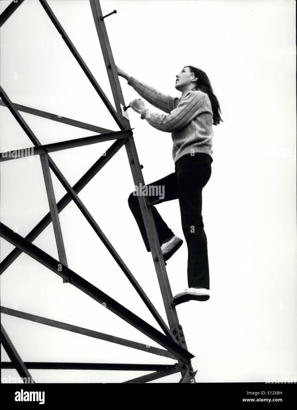 25 février 2012 - Celia Marr monte le pylône dans le jardin Banque D'Images
