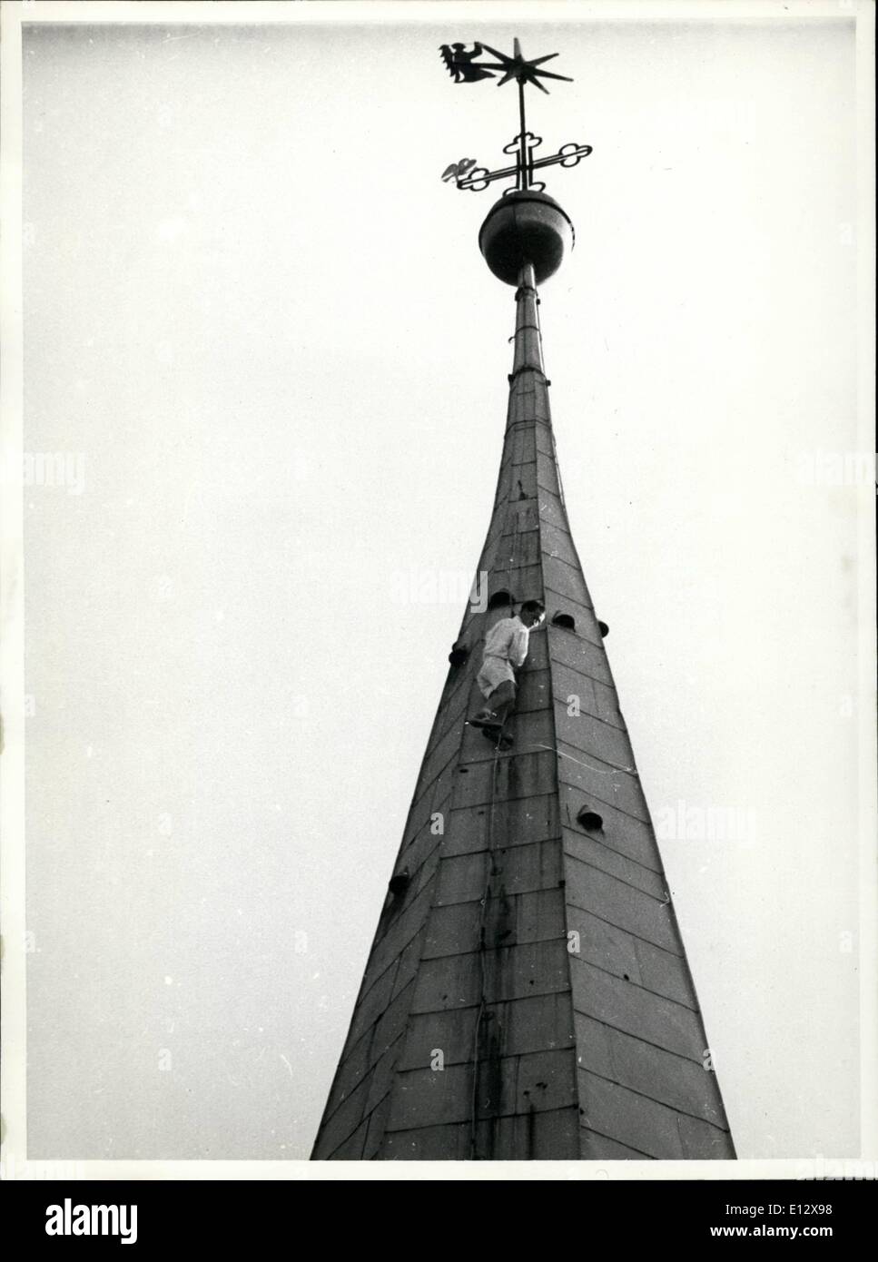 25 février 2012 - Karl Guenther à Nuremberg sur le dessus de 76 mètres de haut St.Lorenz-Church. Banque D'Images