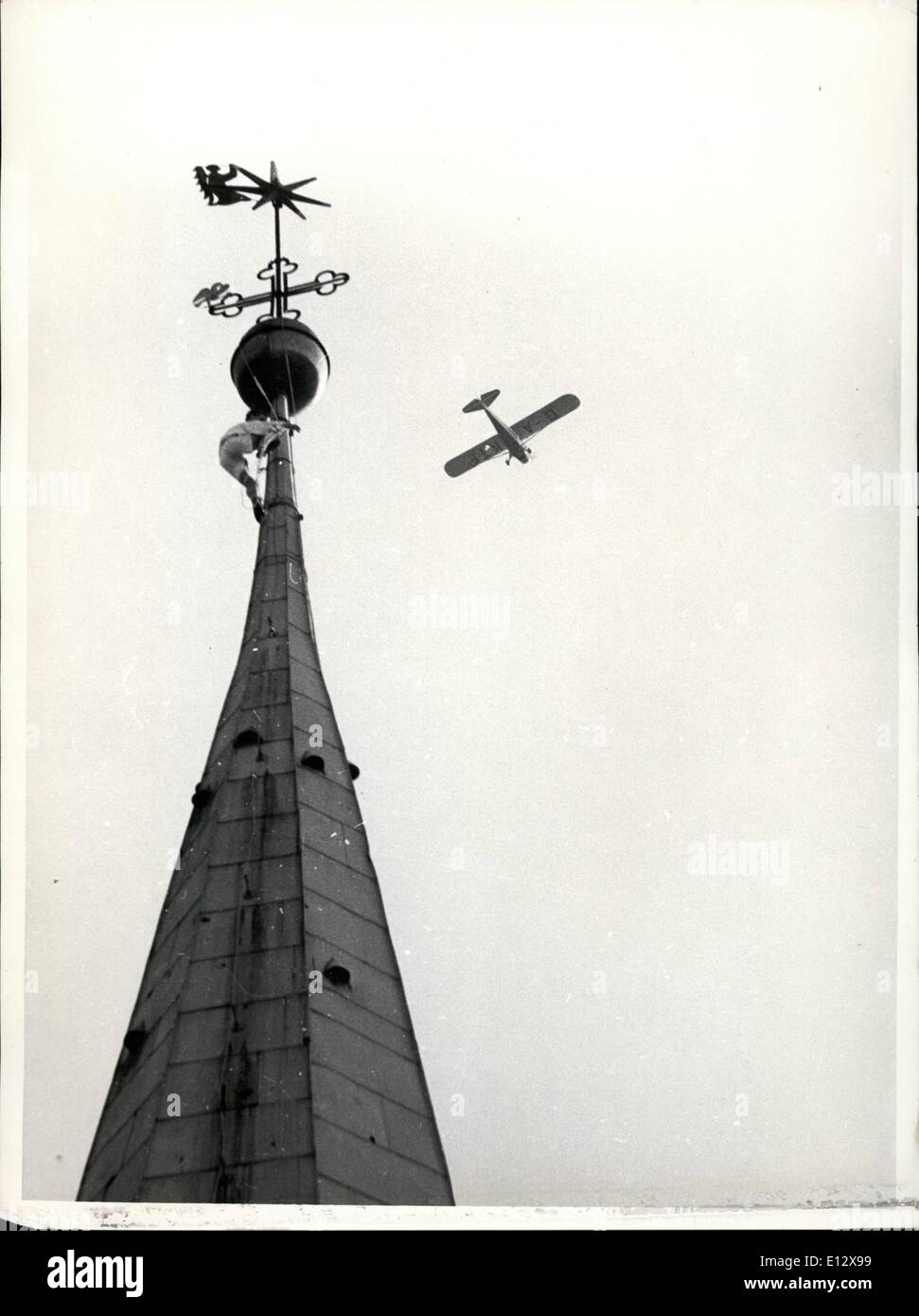 25 février 2012 - Karl Guenther à Nuremberg sur le dessus de 76 mètres de haut St.Lorenz-Church. Banque D'Images