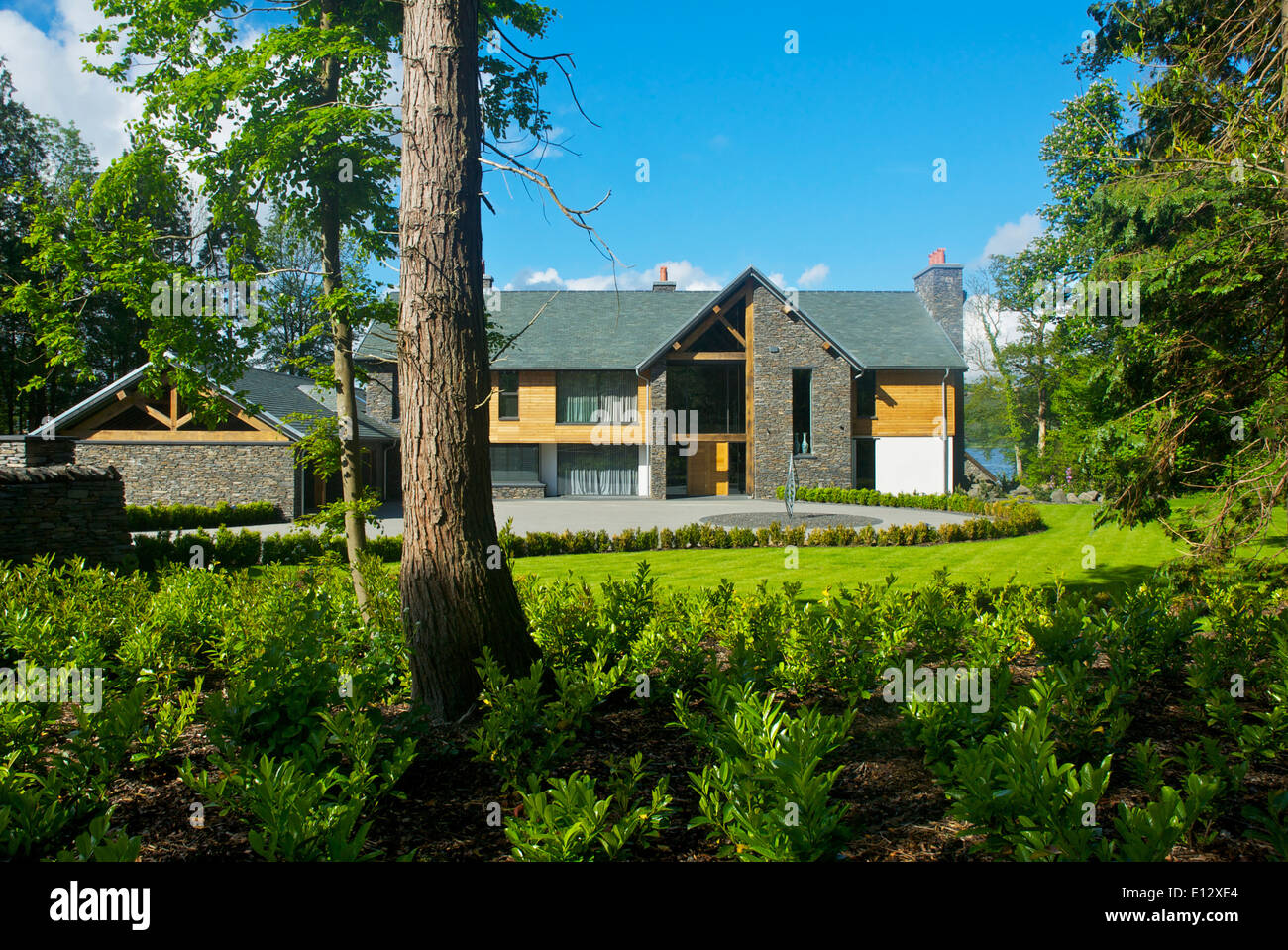 Nouvelle maison construite sur les rives du lac Windermere, Parc National de Lake District, Cumbria, Angleterre, Royaume-Uni Banque D'Images