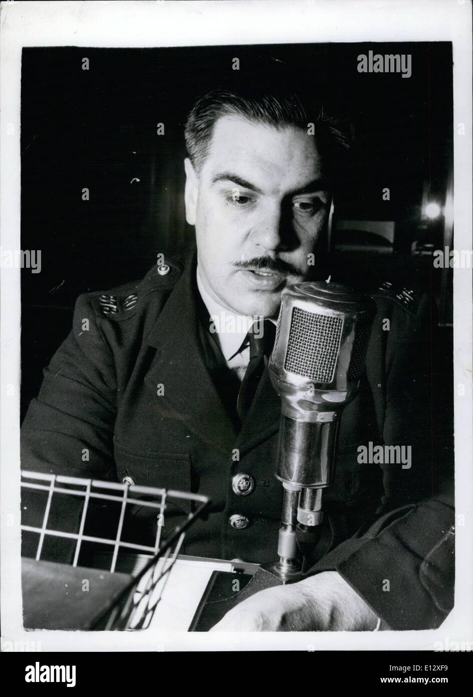 25 février 2012 - composez le 999 : la radiodiffusion pour toutes les voitures à partir de l'Information Prix. .C Banque D'Images