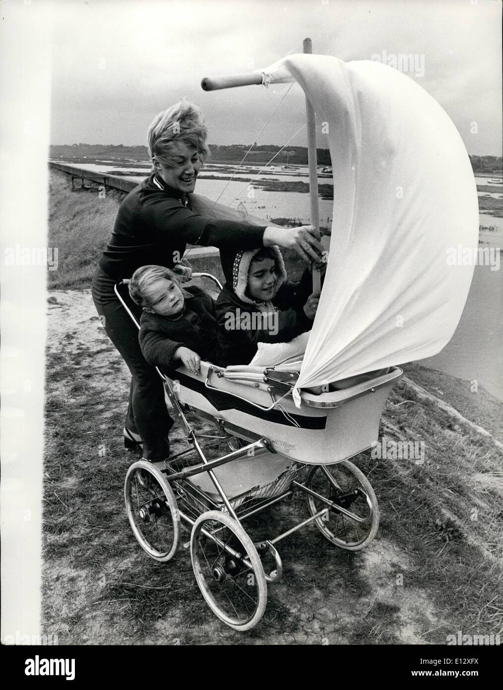 25 février 2012 - Oh ! Lisa et Daren naviguer par route : Le mât a été hissé, theres un goof vent qui souffle et les jeunes Clark sont tous réglés pour une voile... dans leur landau, maman, Mme Jean Clark, de Munsterburg Road, Southend, Essex, a été regarder le jeu de voile sur l'estuaire, non loin de chez elle. Et elle a picoré un conseil ou deux des hommes qui vont jouer à propos de bateaux. Ainsi, lorsque les conditions sont favorables, elle pop 2 ans Lisa. et 4 ans dans leur Daren La PRAM et utilise le vent pour naviguer autour de la côte de la route Canvey. En fait, c'est un vrai canot de la PRAM. Banque D'Images