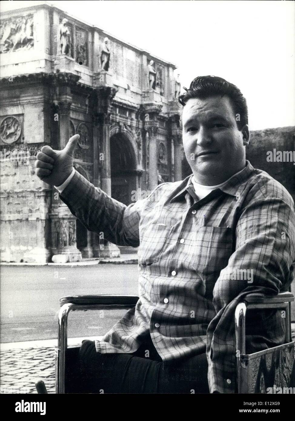 25 février 2012 - Charlie Brown, de Los Angeles qui fait un aerostop tour du monde, bien qu'il n'a qu'un bras, pas de jambes et pas d'argent, est à Rome après un petit séjour à l'Hôpital St.Giovanni à Rome. Au départ il a l'intention de voler à l'Afrique du Sud, l'Australie et le Vietnam du Sud. Commencer avec 125 dollars, a déjà visité le Mexique, Guatemala, Salvador, et d'autres républiques d'Amérique centrale, et l'Espagne. Il a été emporté à l'extérieur de l'arrêt d'un train sur lequel il était monté sans payer son billet, et enderwent 100 activités hospitalières Banque D'Images