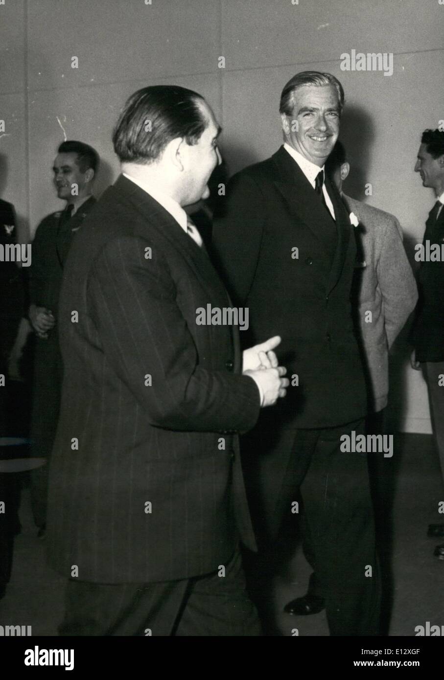 25 février 2012 - Chevalier de la Reine ce matin. : Sir Anthony Eden sourit brillamment pendant qu'il marche rapidement à la salle de conférences du siège de l'Otan conduit par M. France. Banque D'Images