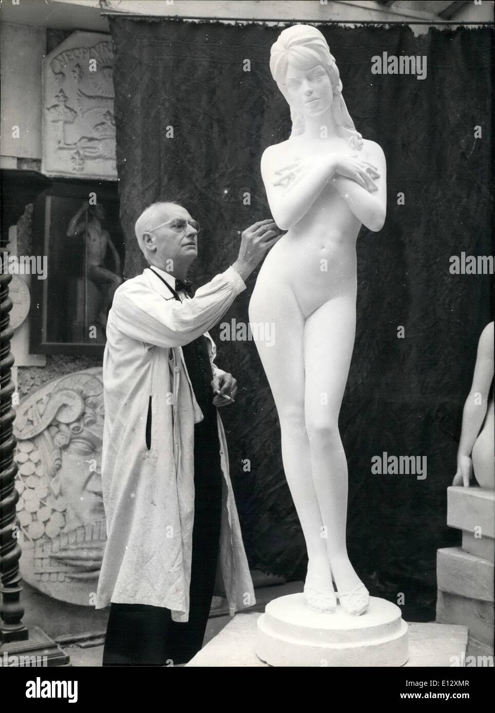 Le 26 février 2012 - et le sculpteur créé par B.B. . Après le célèbre film Et Dieu créa la femme avec Brigitte Bardot, le sculpteur parisien G. Aime Dumont a créé une sculpture de la célèbre vedette internationale et a appelé son travail les trésors de la vérité . OPS/ Sculpteur G. Aime Dumont avec sa statue. Banque D'Images
