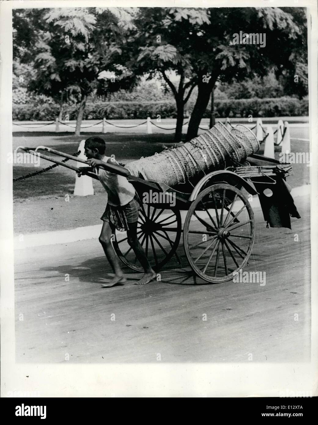 25 février 2012 - pas trop lourde charge pour les paniers de garçon pousse-pousse à Calcutta. : l'homme-dessiné rickshaw est encore un moyen de transport très populaire n Calcutta la deuxième plus grande ville de la Communauté bien que dans de nombreux autres villages indiens cette forme de transport a été légalement aboli pour des raisons humanitaires. Cet extracteur, cependant, a évidemment une charge beaucoup plus léger avec cette chaîne de paniers en bambou le long d'une route à la mode de Calcutta. Banque D'Images