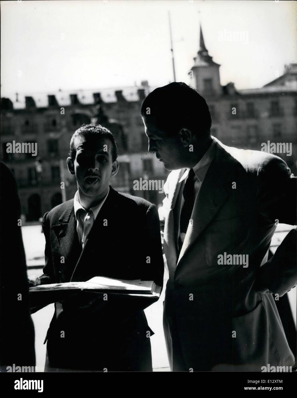 25 février 2012 - Madrid, aux timbres. Eh bien, maintenant laissez-moi seeÃ'... ou son équivalent espagnol. Le marchand ruminates sur une offre d'un collecteur de la Plaza majore. Banque D'Images