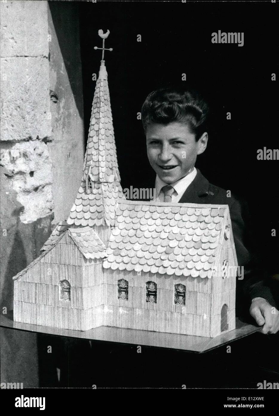 25 février 2012 - 4260 Matches matches4260 dans cette église. Jean-Marie Lallier, 14 ans, jeune collégien de Lombron dans la Sarthe, réalisé avec un simple couteau de table et des ciseaux, et au moyen, cette belle église , qui est l'un de ses petit village. Il a fallu Jean-Marie Lallier, 550 heures pour réaliser l'église. 080665/Keystone Banque D'Images
