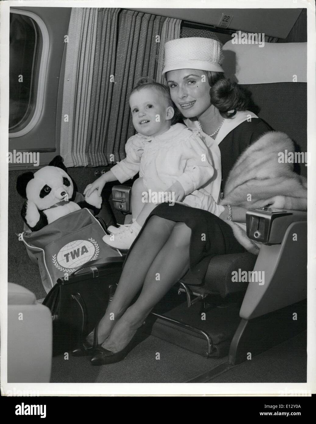 Le 26 février 2012 - L'aéroport Idlewild, N.Y., 23 juin - Seventeen-Month Old Cutie Elizabeth pile atteint pour son ami Panda voyager tout en restant assis sur les genoux de Maman. ''Mmaman'' se trouve être la belle Rosemarie Bow, Actress-Wife d'écran Star Robert Stack. Mère et fille sont en route pour Madrid, via un TWA Jetstream, inscrivez-vous à Bor qui est sur place. Rosemarie a récemment donné naissance à un fils. Banque D'Images