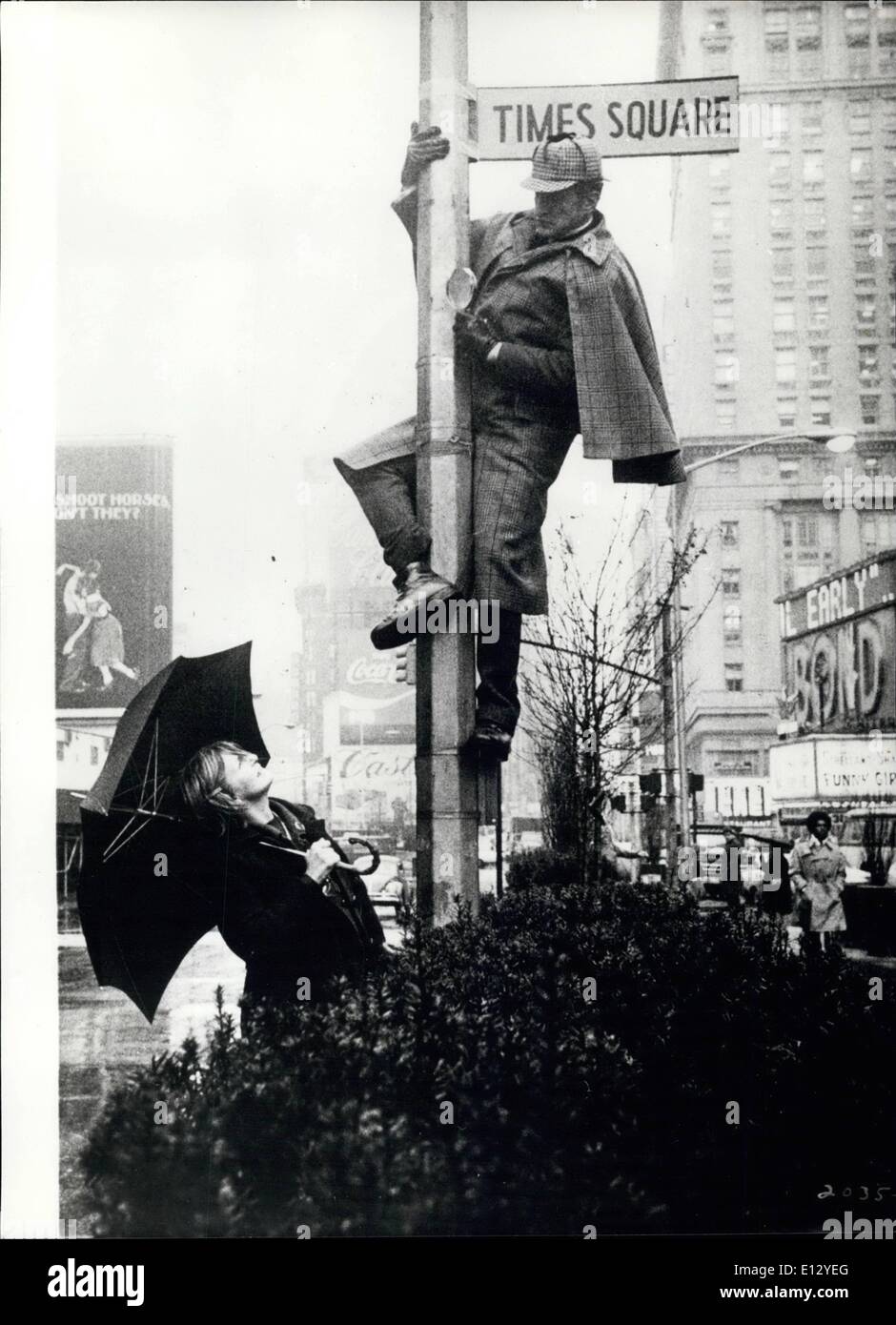 Le 26 février 2012 - c'est Sherlock à New York ? Dernière observation de Sherlock Holmes est dans - tous les lieux - La ville de New York. mais après enquête, il est constaté qu'en fait, c'est un déséquilibre de riches juge qui ne pense qu'il a Sherlock. La parcelle fait partie d'un nouveau film intitulé ''Iris''. Sherlock est joué par George C. Scott. Banque D'Images