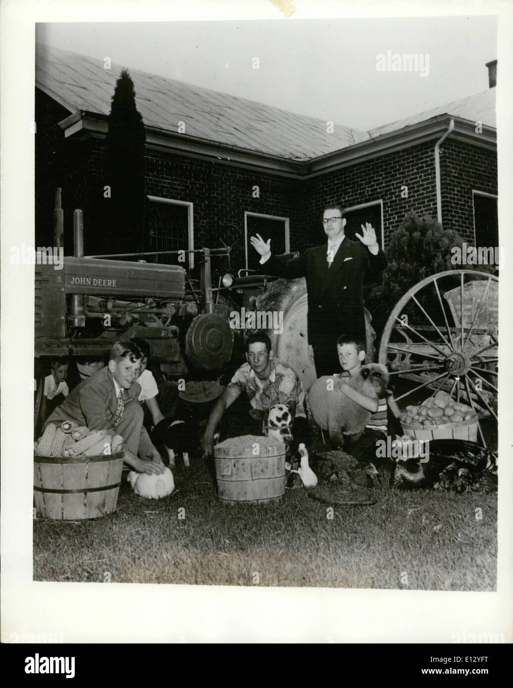 Le 26 février 2012 - LES ANIMAUX DE FERME ET OUTILS DÉDIÉS : LES ANIMAUX, LES SEMENCES, LES PRODUITS AGRICOLES ET L'équipement sont dédiés à l'EXTÉRIEUR DU MONT VERNON EGLISE DES FRÈRES PRÈS D'ici par le Rév. MERVIN F. MARTIN, pasteur de l'église. L'ENGAGEMENT ANNUEL DE SERVICE PLUS TARD A ÉTÉ MONTRÉ SUR LA CHAÎNE TV ''LA SEMAINE DANS LA RELIGION'' sur l'DUMONT TELEVISION NETWORK. Banque D'Images