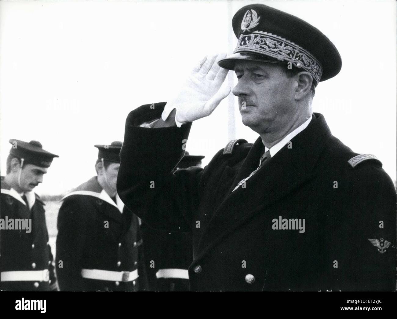 25 février 2012 - Français le contre-amiral Philippe De Gaulle en visite à Hambourg : Le commandant de la marine de l'Atlantique française, le Contre-amiral Philippe De Gaulle, qui est le fils de feu le président français Charles De Gaulle, à la tête d'une formation marine française qui visite la ville de Hambourg, en Allemagne de l'Ouest. La Marine va rester pendant trois jours. La photo montre le Contre-amiral Philippe De Gaulle arrivant à Hambourg. Banque D'Images