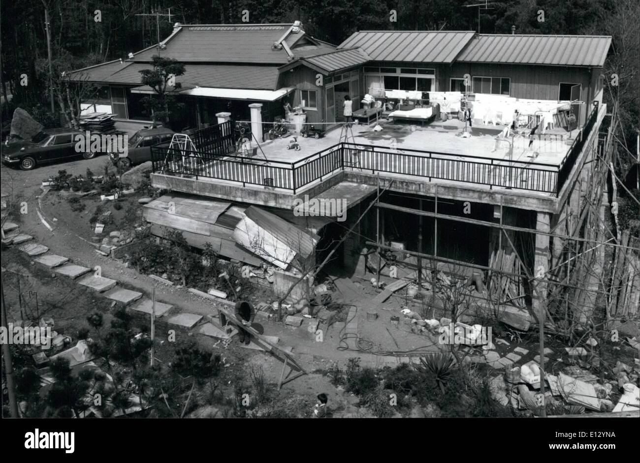 25 février 2012 - Une maison qui ne cesse de croître ! : Lorsque M. Kanawa, 58 ans, se sont mariés il y a 30 ans, il rêvait d'en raison d'une grande chambre et si plein de détermination, il a sauvé 10 % de son salaire mensuel, il est un employé du Japon Telegraph and Telephone Company, et a étendu sa maison d'une taille de 66 m². Faisant tout le travail lui-même a pris le plus d'un an. Non content de ce hes a commencé à construire une nouvelle salle à manger et cuisine, 99 m² Banque D'Images
