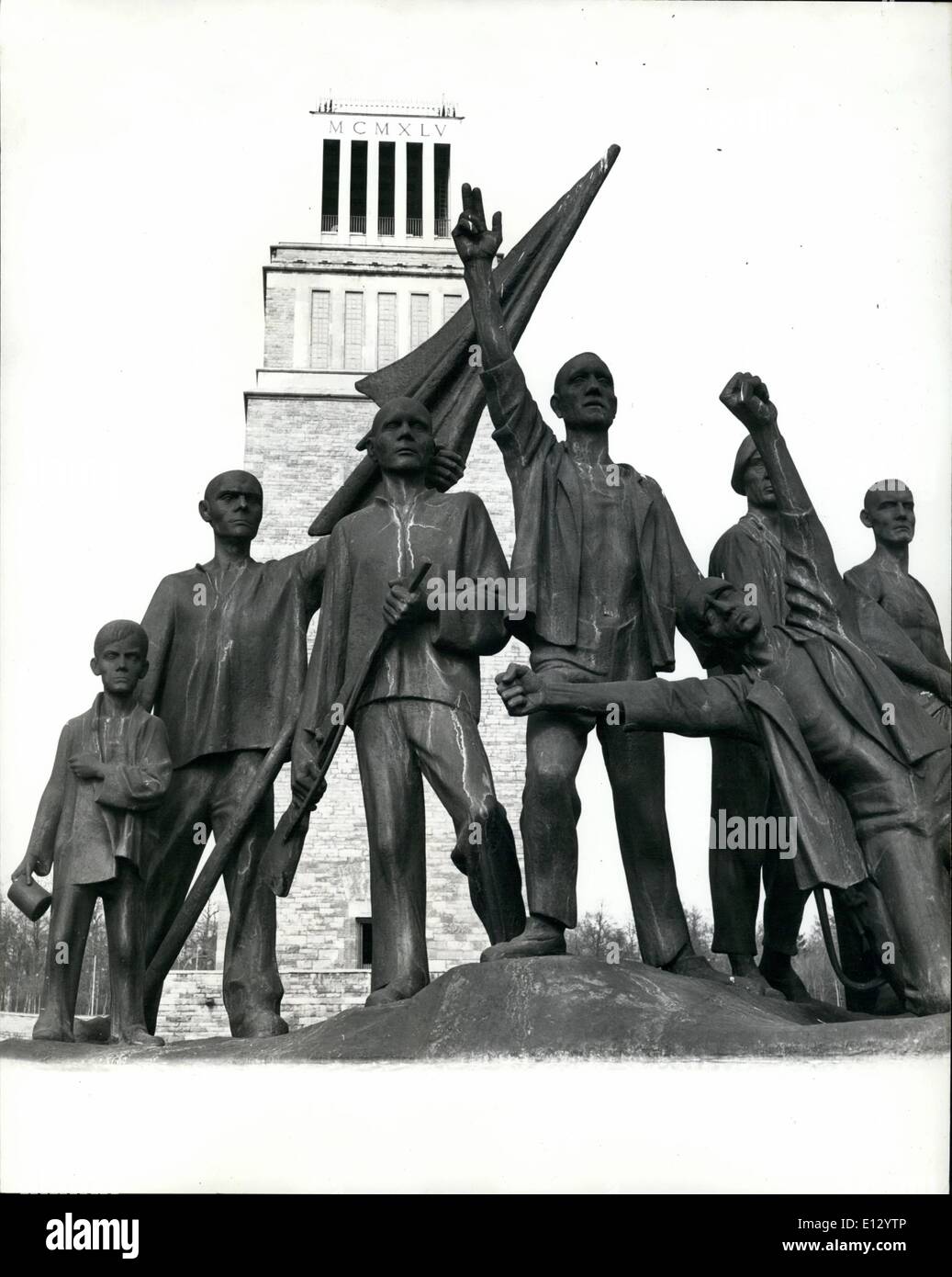 26 février 2012 - crimes oubliés de Buchenwald : dix-sept ans après la libération des Russes Allemagne de l'est Buchenwald est toujours un rappel sinistre de l'horreur du régime nazi. Le célèbre camp de concentration pour prisonniers politiques, près de Leipzig, a été créé par les communistes comme musée. Aujourd'hui, les visiteurs peuvent encore voir les chambres de torture, les cellules le crmatorium, le théâtre d'opération expérimental, inchangé, sauf que la puanté de la misère humaine est échangée pour un air de propreté sanitaire. Mais tel est le court souvenir du monde que peu de gens viennent à Buchenwald Banque D'Images