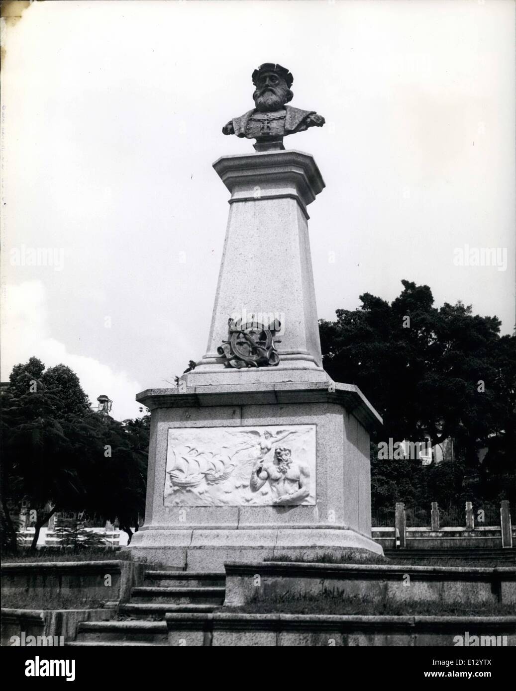 Le 26 février 2012 - Le buste de bronze de Vasco Da Gama, au pied de la colline de Guia, emorating com Lacau les navigateurs portugais découverte de l'Inde en route ape 1497-98, montée sur un piédestal il y a une plaque ci-dessous sur lequel est sculpté d'une scène de Camoes epic ''Les Lusiades'' représentant le adamstor, une poétique s'opposant à l'entrée de monster les navires portugais dans l'Inde n ocean mais Vénus est lea sur les déterrer. Banque D'Images