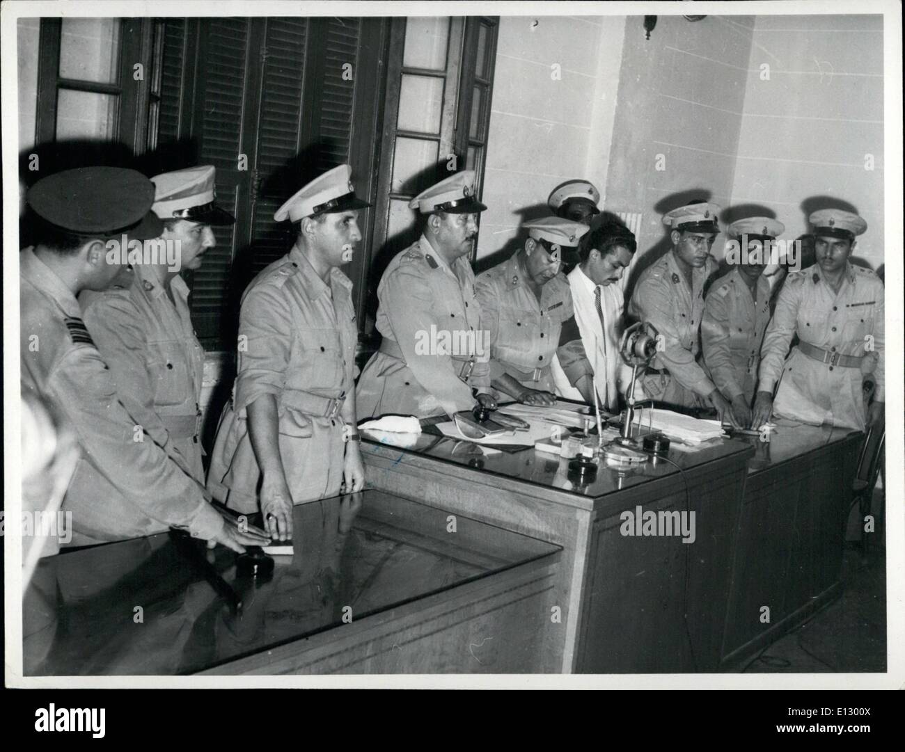 25 février 2012 - un tribunal spécial pour juger Adel Lamloum à Minia Haute Égypte, membres de la nouvelle cour militaire donnant le serment avant d'assumer leurs fonctions. La cour est sous la présidence de Co. Salah El Dine Hitata qui commande le 2e Bataillon Banque D'Images
