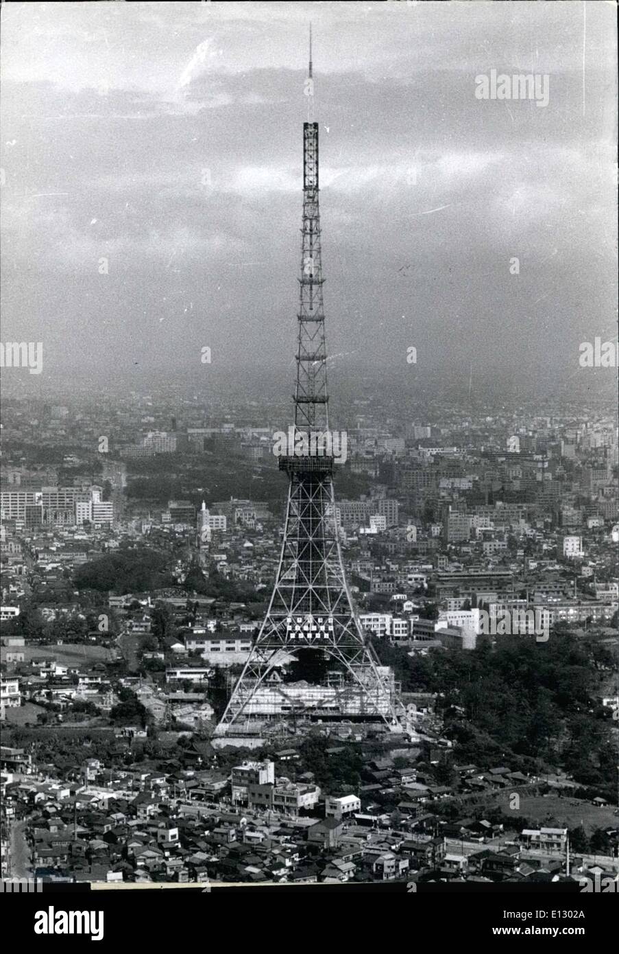 25 février 2012 - Tokyo's ''Tour Eiffel'' d'être inauguré par le Prince héritier Akihito le Déc : 23e anniversaire : le prince héritier Akihito inaugurera le ''Tour de Tokyo'' (son nom officiel) de son 25e anniversaire le 23 décembre. Les 1 088 pieds Tower (104 pieds plus haute que la Tour Eiffel) couvrira cinq stations de télévision, et est la plus haute structure de l'Asie, et les responsables de la compagnie aérienne trembler lorsqu'ils se rappellent la proximité de l'Aéroport International de Tokyo;s.Le coût de la tour millions, et est construit pour résister à des tremblements de terre et jusqu'à 150 m.p.h Banque D'Images