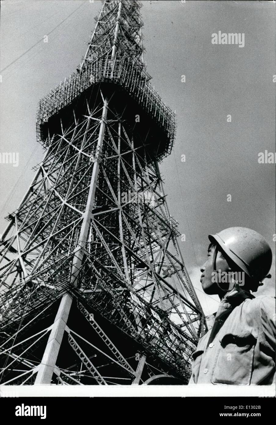 25 février 2012 - Tokyo's ''Tour Eiffel'' d'ouvrir en décembre : Tokyo's ''Tour Eiffel'' est presque terminée, et sera officiellement ouverte en décembre par le Prince héritier Akihito. Le tour de 1 082 pieds, 40 pieds plus haut que le célèbre monument de Paris sera le quatrième satellite station de transmission. Une énorme série de studios de télévision, et d'un musée scientifique est en cours de construction dans la zone située sous la tour à l'intérieur des quatre pattes de support. La photo montre presque terminé la Tour de Tokyo montrant les 1er et 2ème plates-formes. Banque D'Images