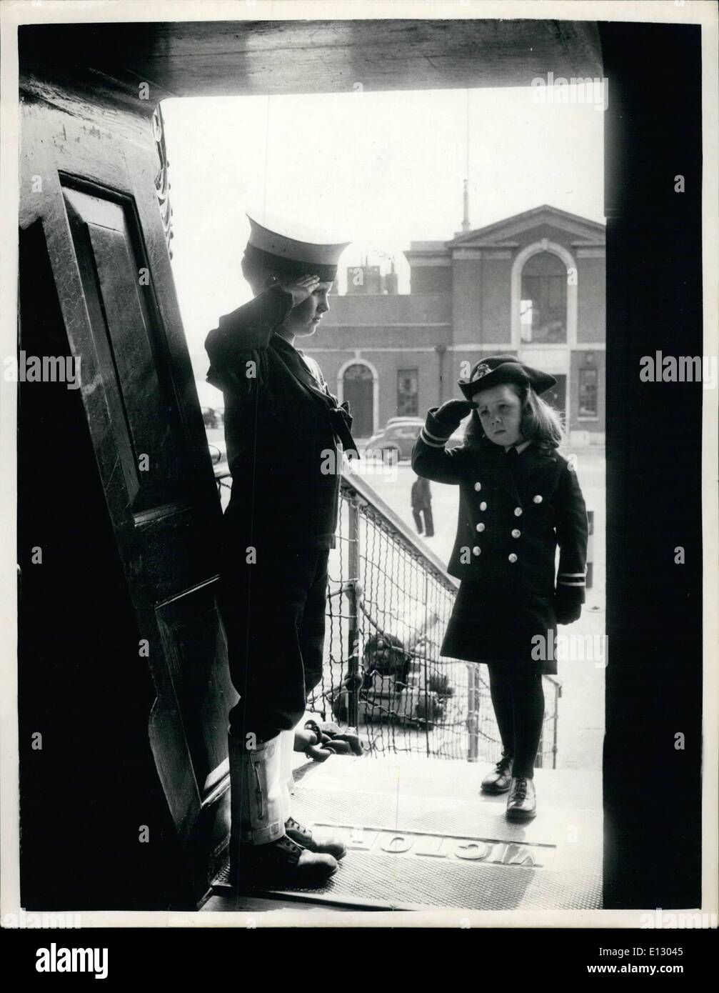 Le 26 février 2012 - plus jeune officier de la marine de la reine visite h.m.s. victory à Portsmouth. L'esprit de Nelson est très vivant dans la personne de l'âge de cinq ans, Amanda copping de Londres. Depuis qu'elle avait guéri à pied amada s'intéresse à la Marine et tout à son sujet. Sa mère avait fait un petit remplacement d'un W.R.N.S. uniforme des agents qui la petite fille laves à Portsmouth où elle était un assortiment sur le célèbre Victoria H.M.S par smart peu de membres de la Portsmouth les cadets de la marine qui lui a dit tout sur ce qu'était la vie quand le navire était seigneur de melon Banque D'Images