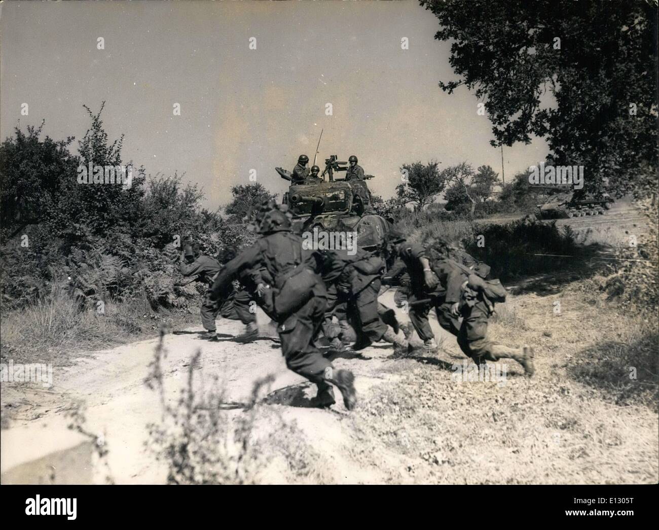 Le 26 février 2012 - Les opérations militaires en Grande-Bretagne en Français : 20 000 hommes sont concentrés dans une grande opération de Coetquidan (Français l'Angleterre). Les hommes d'infanterie photo montre des progrès avant d'un char. Banque D'Images