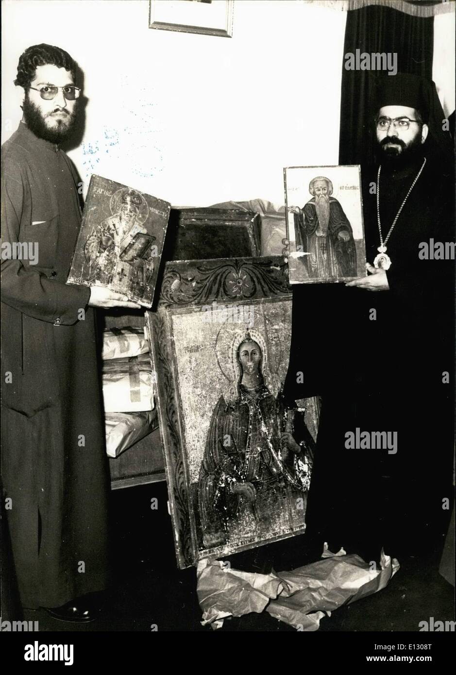 25 février 2012 - L'archevêque Chrysostomos de Kitios ikons examen droit rentré d'Angleterre. Ils ont été volés dans les églises Banque D'Images