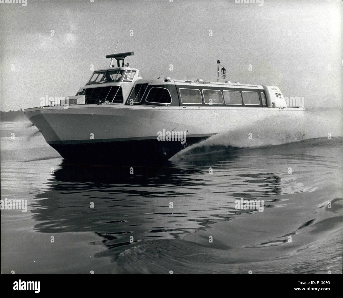 Le 26 février 2012 - Premier HM-2 flanc Hovrcraft à entrer en service sous peu. La première Hovermarine HM-2, précurseur d'une nouvelle gamme de flanc-type aéroglisseur, a terminé avec succès les essais préliminaires de Southampton. En raison d'entrer en service sous peu, lorsque tous les aménagements de l'intérieur a été achevé, le HM-2 fait son arc après deux ans de recherche intensive et de développement par une société britannique, Hovermarines Ltd., de Southampton Banque D'Images