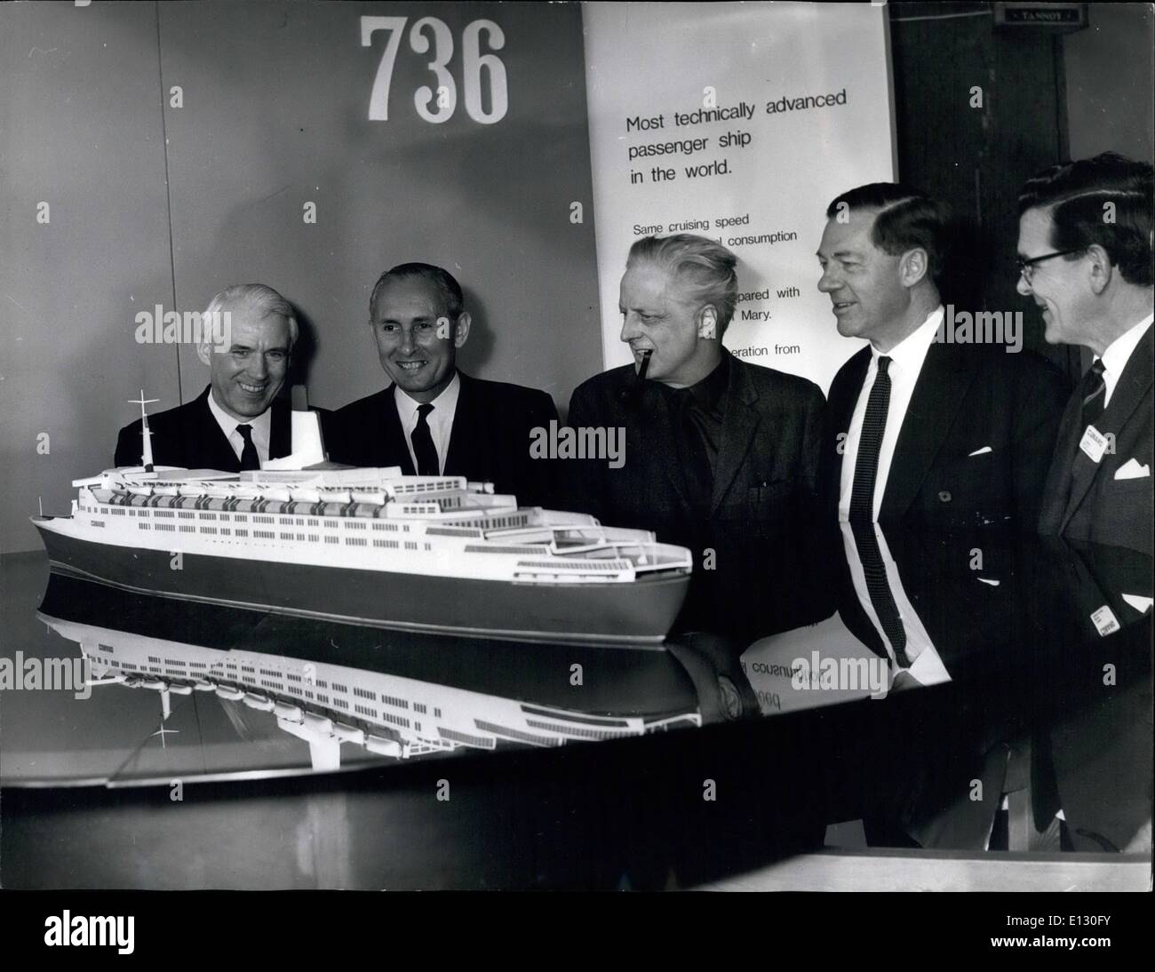 26 février 2012 - UN secret révélé comme modèle est dévoilé. : la forme, les couleurs et d'autres détails du nouveau unarder ont été dévoilés pour la première fois aujourd'hui lorsque le président Sir Basil Smallpeice a dévoilé un modèle à l'échelle du navire dans la promenade Riverside, au Royal Festival Hall, cet après-midi. Une fonction similaire a eu lieu à New York en même temps que le lancement du Q4 par la Reine le 20 septembre. Parmi ceux-ci, on compte l'architecte naval Dan Wallace de Cunard et le directeur technique T. Kaneen, ainsi que le designer extérieur James Gardner. Le modèle mesure cinq pieds de long. La photo montre M. Banque D'Images