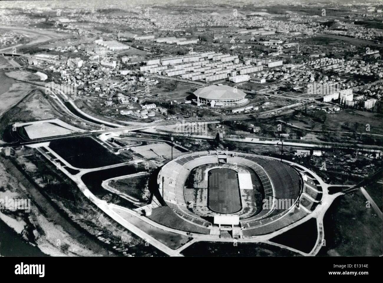 Le 26 février 2012 - Préparation pour les Jeux Olympiques d'hiver '72. Les préparatifs de la Xie Jeux Olympiques d'hiver de 2010 à Sapporo au Japon qui s'ouvre le 3 février 1972 sont cesse de progresser comme sites pour les 35 événements prendre forme au Japon la plus au nord de l'île de Hokkaido. Sapporo, la principale ville de l'île sera l'hôte des Jeux, qui seront les premiers Jeux Olympiques d'jamais organisé en Asie. Les photos montrent les différents sites pour les différents événements :- la vitesse de Makomanai patinoire (premier plan) et de Makomanai piscine patinoire (arrière-plan). La construction commence en mai 1969 et est presque terminé. Banque D'Images