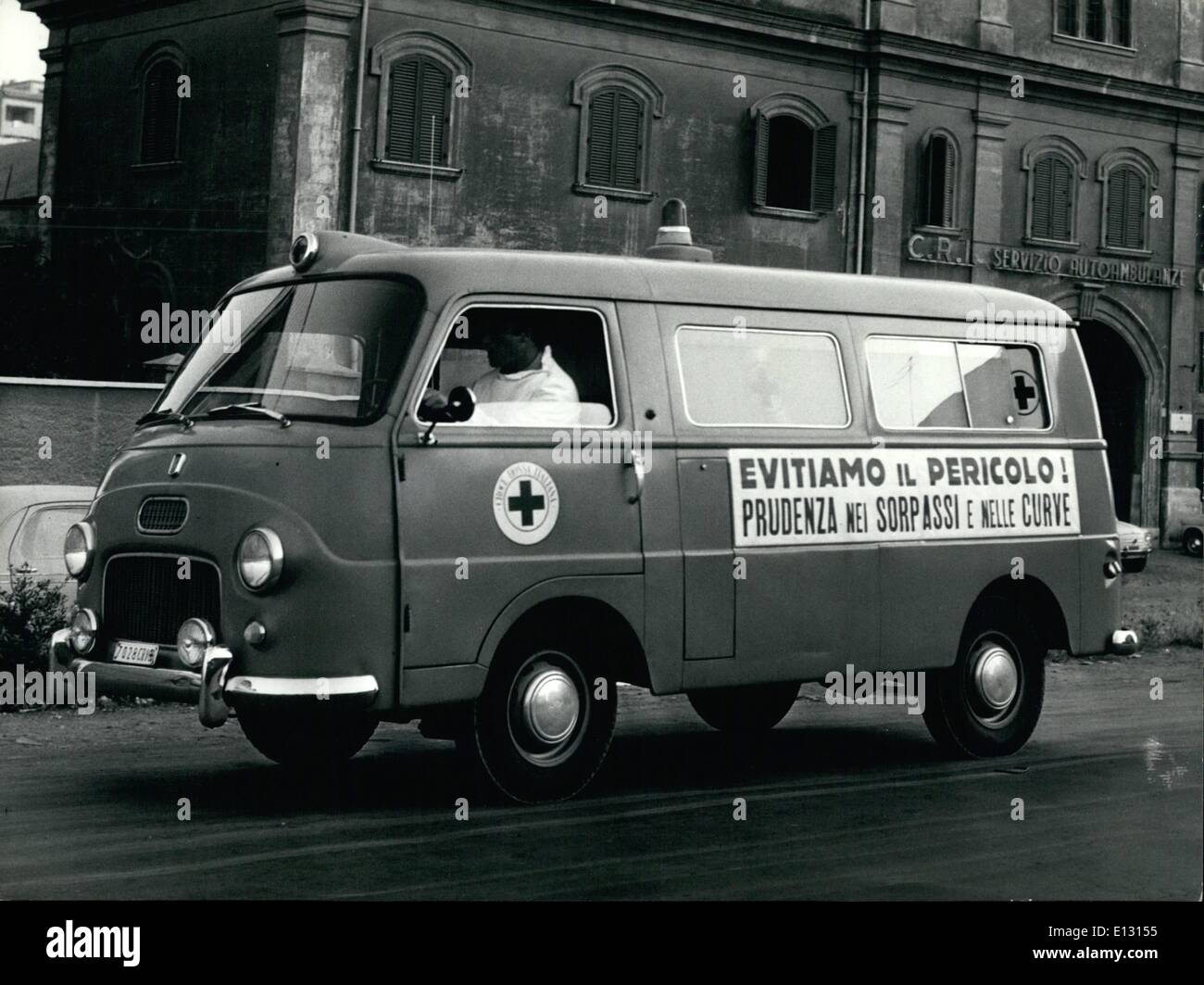Le 26 février, 2012 - Rome, août 1966. Une campagne nationale de quatre jours visant à rendre la circulation routière plus sûre pour les pilotes italiens rapide a été mis en route. La campagne a été parrainé par le Ministre des Travaux publics sous le en cas de doute, ne passez pas à l'occasion des grandes vacances d'août exode dans tout le pays. La Croix Rouge italienne (C.R.I.) contribuant à la campagne avec des affiches sur l'ambulance. OPS : une ambulance de la Croix-Rouge. Banque D'Images