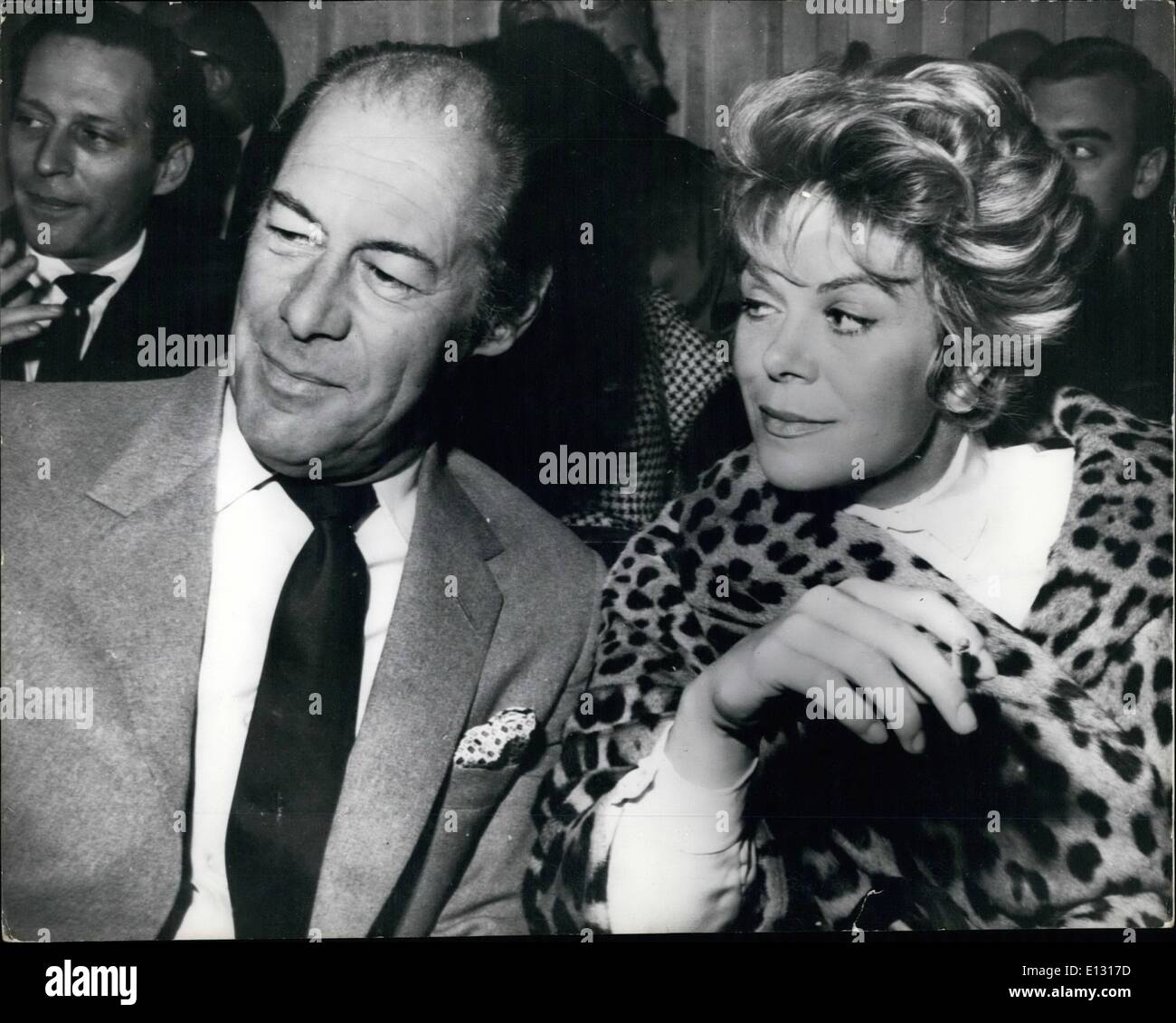 Le 26 février 2012 - Rex et Raechel - Aller à une projection. Assister à Hollywood Premiere : l'acteur anglais populaires Rex Harrison et sa femme actrice Raechel Roberts - vu lorsqu'ils ont assisté à la première de son nouveau film ''America America'' à la Directors Guild Theatre - à Hollywood. Banque D'Images