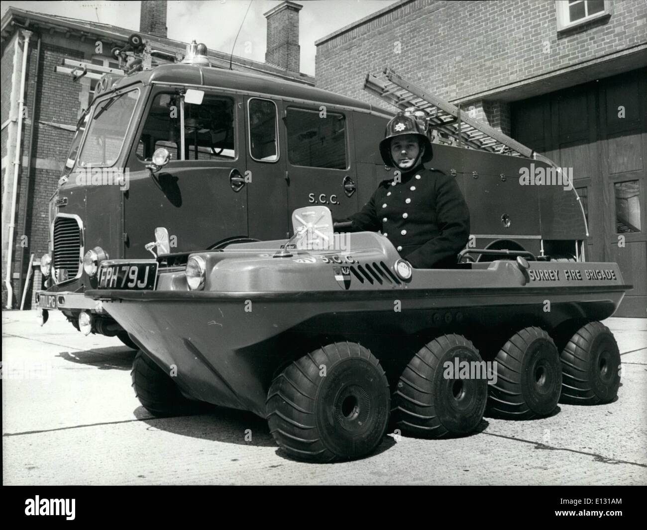 Le 26 février 2012 - il peut traverser une rivière, escalader une montagne, ou charrue si la boue, le sable ou la neige, c'est l'Ar Surrey Fire Brigade de neuf et véhicule unique pour obtenir les hommes et d'équipement pour le genre d'action hot-spots il serait impossible d'atteindre avec tout autre type de camion ou d'appareil. La Surrey pour 1400 est le seul en service avec une brigade de pompiers en Grande-Bretagne Banque D'Images