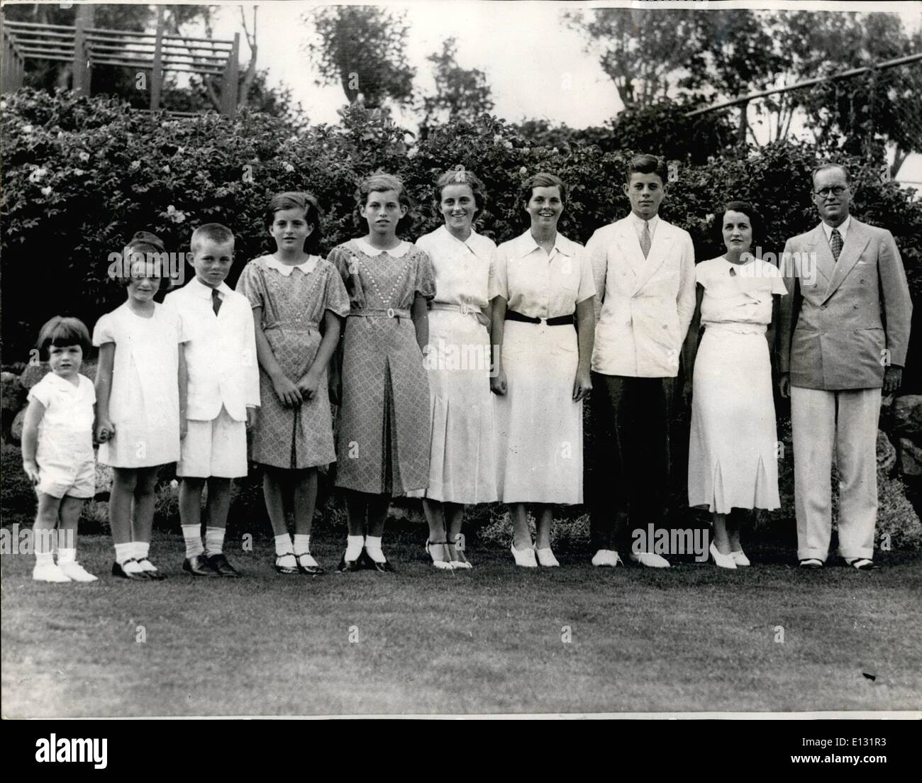 Le 26 février 2012 - PHOTO MONTRE ; Une photo prise au début des années 1930 de la Kennedy : M. et Mme. JOSEPH Kennedy sur la droite, sont considérés avec huit de leurs neuf enfants qui sont, de gauche à droite : Edward, Jeanne, Robert, Patricia, Eunice, Kathleen, romarin, et John. L'un des enfants, Joseph, ne figure pas dans le groupe. Banque D'Images