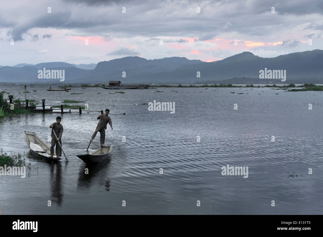 Les rameurs de la jambe dans la soirée, au Lac Inle, Myanmar Banque D'Images