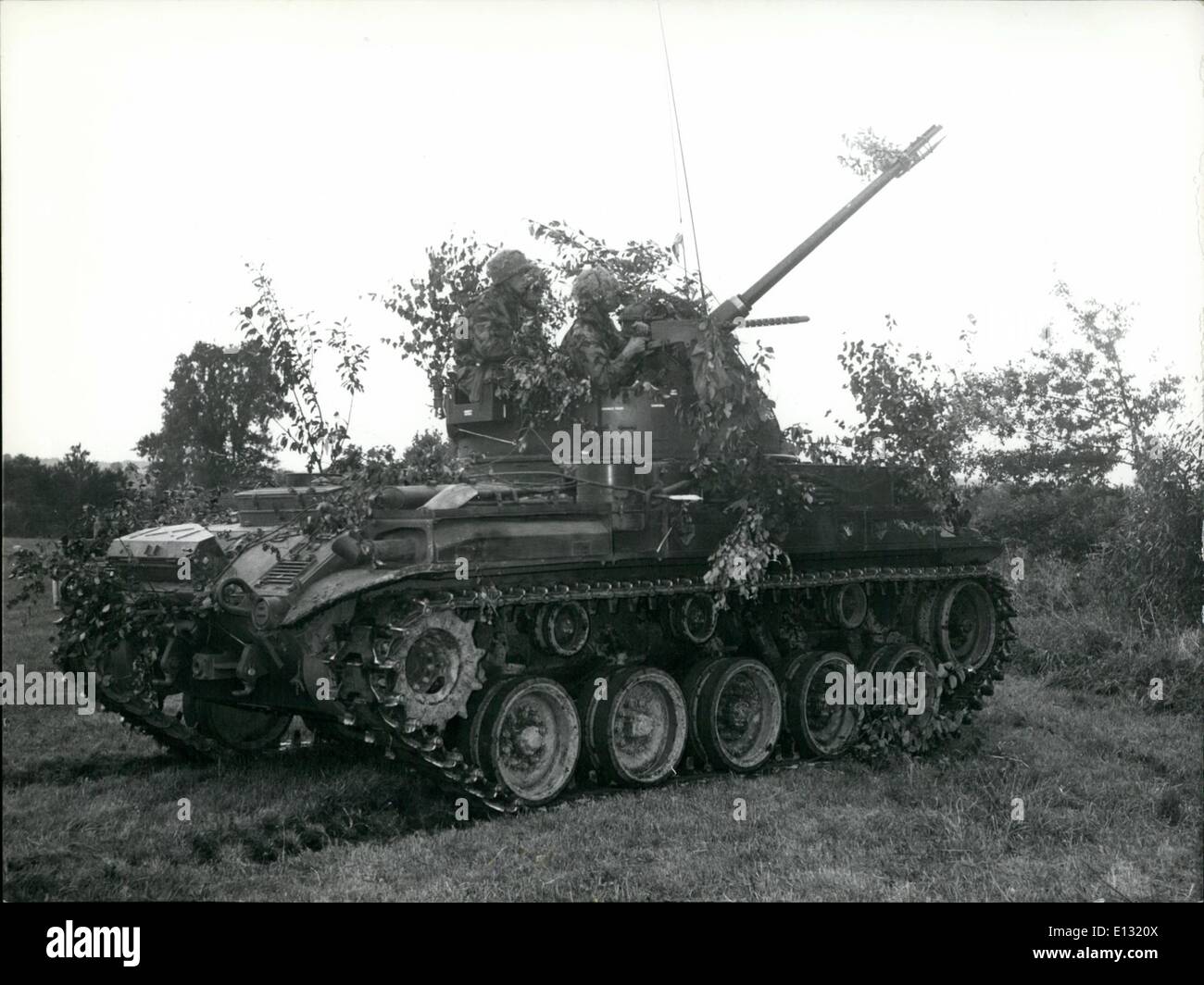 Le 26 février 2012 - 80 000 soldats en Autumn-Manoevre allemand : dans l'après-midi du 10 septembre, la première grande automne de la Bundeswehr West-German ont débuté. Dans le domaine de la République fédérale d'environ 80 000 soldats participent à la manoevre. C'est la première fois qu'au sein de l'OTAN un nouveau genre de bataille est prise en raison de nouvelles tactiques dans une éventuelle guerre atomique. Photo 1) Le ''red'''agressor traversent la rivière Naab près de Amberg. Le bateau gonflable est tiré au-delà de la rivière par câble. Photo 2 ) UN ''Fla-tank en fonctionnement Banque D'Images