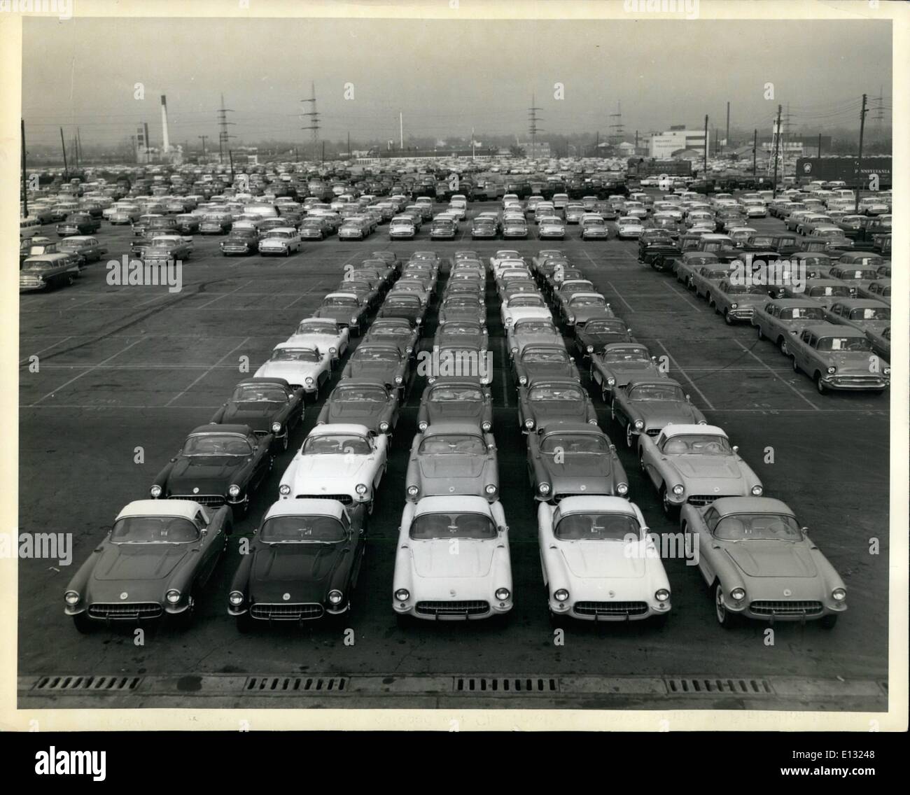 Le 26 février 2012 - Plus grand encore d'expédition de la Corvette de Chevrolet équipé d'injection de carburant statoréacteurs exclusif a quitté l'usine de St Louis de la société cette semaine. Le nombre, posés dans la cour à l'extérieur de l'Assemblée générale, a été (count 'em) cinquante. Elles étaient destinées à toutes les parties du pays où la demande pour le modèle dépasse de loin l'offre. L'injection de carburant, étaient examinés par Chevrolet dans sa ligne 1957, remplace le carburateur classique et assure plus rapide, plus lisse, réponse de l'accélérateur avec le périphérique, la nouvelle Chevrolet 283 pouces cubes V8 développe 283 chevaux. Banque D'Images