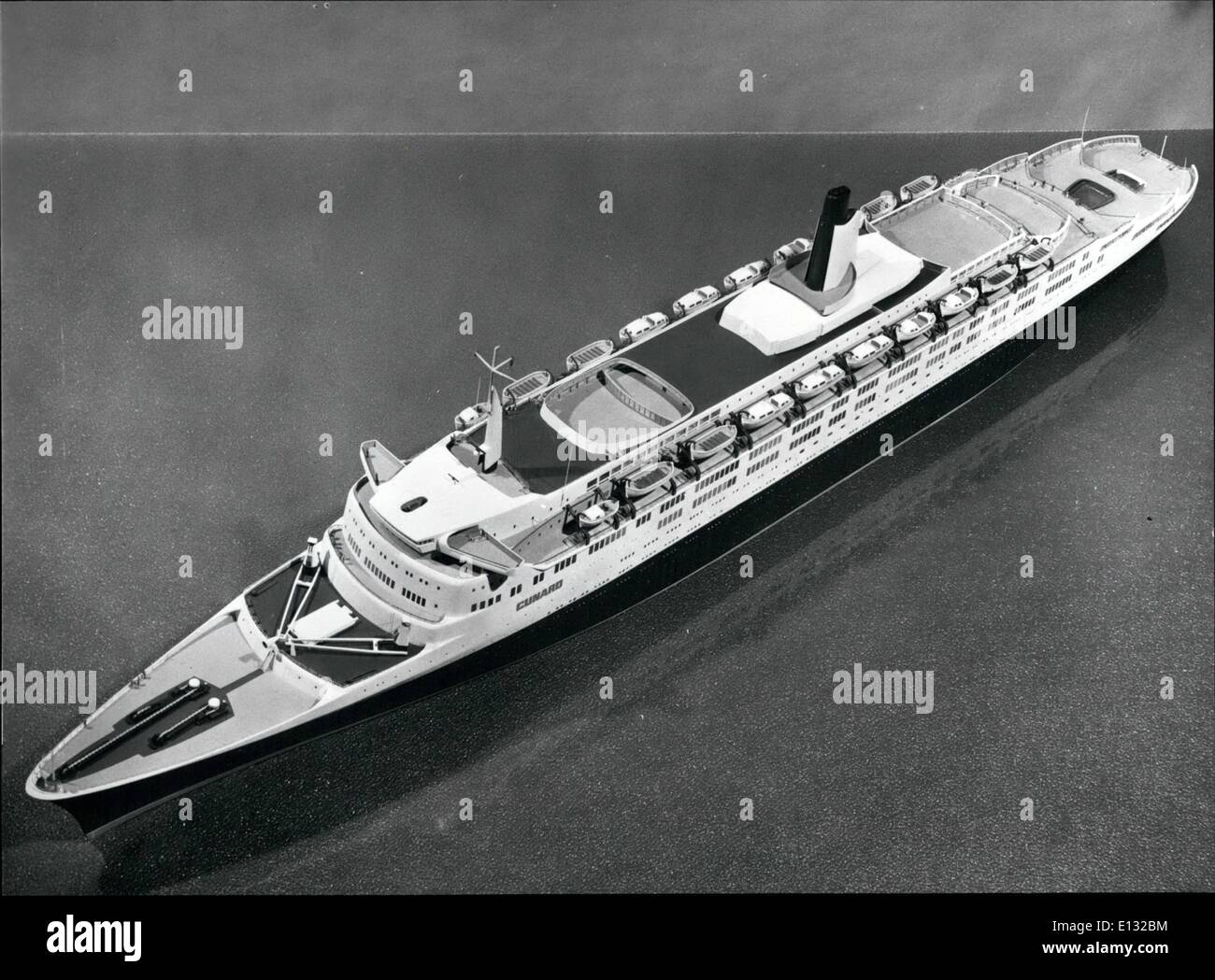 Le 26 février 2012 - L'image montre un modèle de Cunard, nouveau paquebot de 58 000 tonnes. La vie vingt six bateaux : croisière spécialement équipés comme lance. Banque D'Images