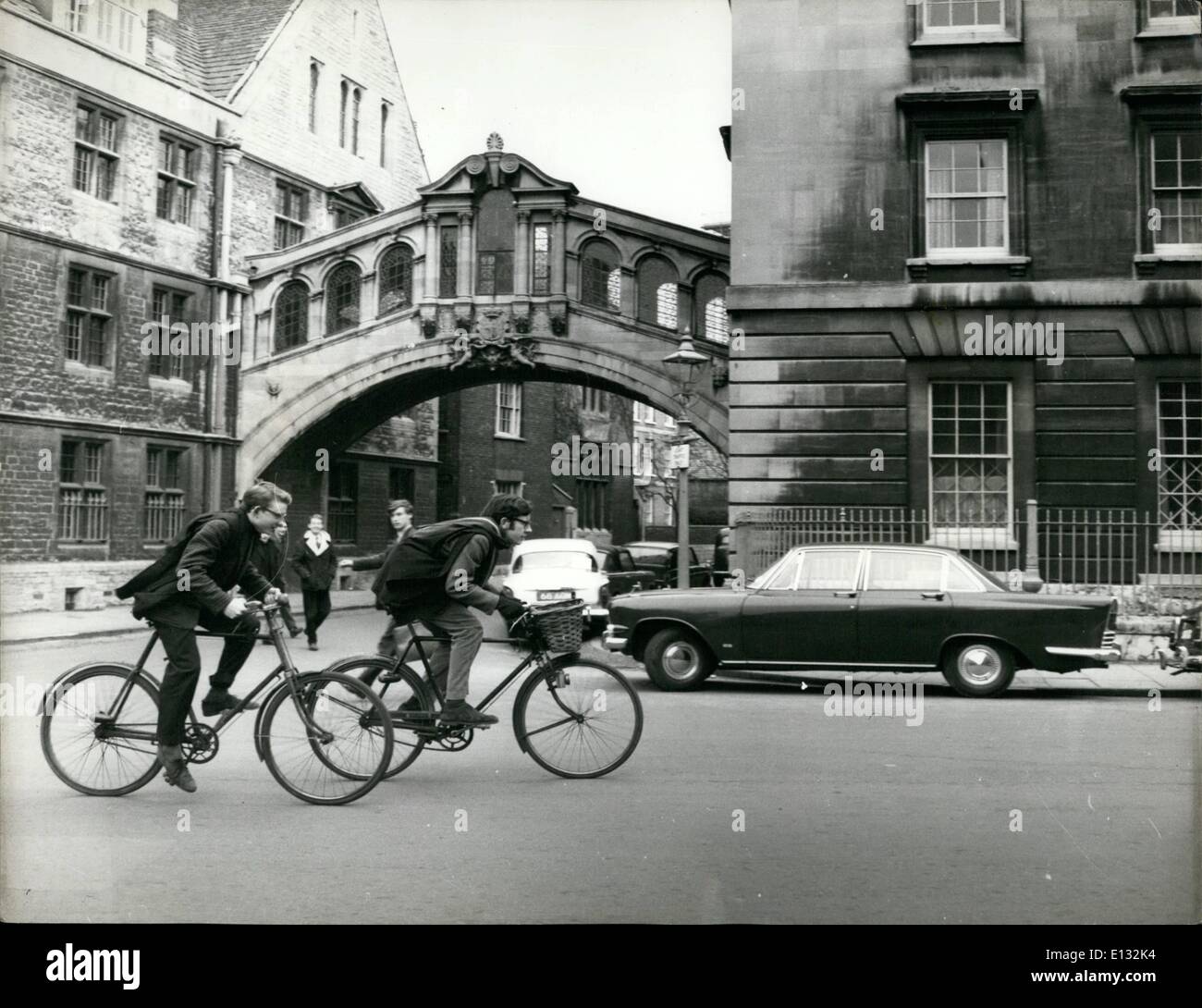 Le 26 février 2012 - Vélo et le pont de signes... Les bicyclettes sont la règle à Oxford - et Colin jour (à droite) et Charles Garner utilisez-les pour obtenir des cours et tutoriels hors de l'université - mais après des années d'utiliser les clignotants dans les épaves, moisissent oublié... Avant... et après pour voir 25. Banque D'Images