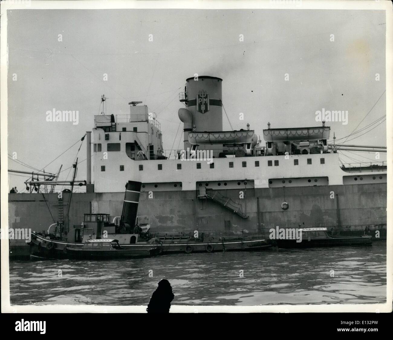 Le 26 février 2012 - LA POLICE DÉMANTÈLE UN NAVIRE CORT À THAMES. Un navire transportant un passager clandestin polonais des foules qui avaient essayé de libérer navigué tôt aujourd'hui à partir de la piscine de Londres. Au sein d'une demi-heure de la police. Sur les ordres du home office, arrêté le navire à Woolwich. Il y avait des scènes à l'deckside minuit avant que le navire, le 3 219 tonnes de vapeur ''Jeraslaw Polonais Dabrowski'' à gauche, avec le passager clandestin, Klimowiez-Antoni 24, à bord. Également à bord du navire était le Dr Joseph H. Cort, l'Américain de 26 ans qui était maître de l'ordre de quitter la Grande-Bretagne avant minuit ce soir. Avec lui, c'était sa femme, Ruth Banque D'Images